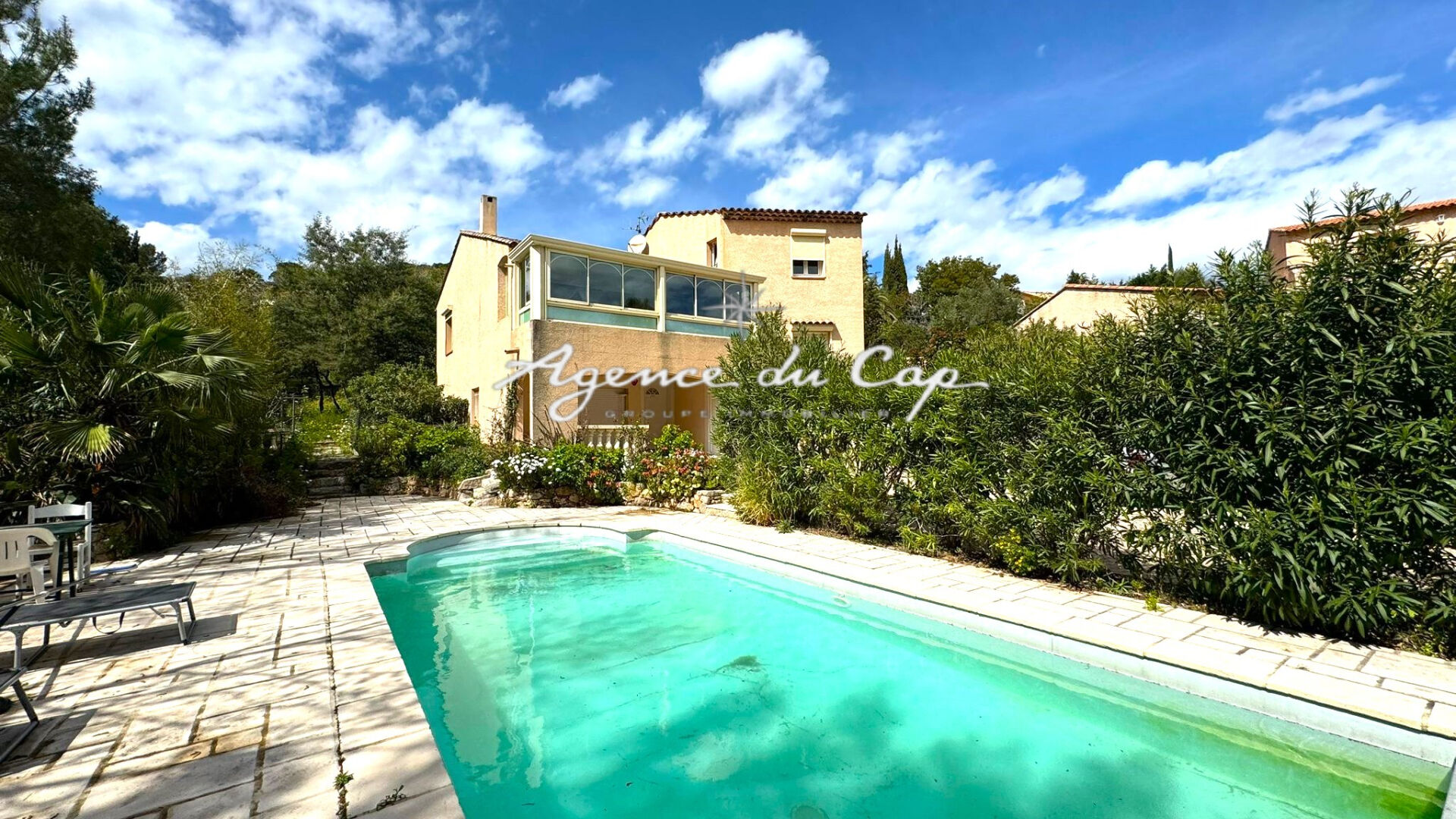 À VENDRE VILLA DE 170M² AVEC 4 CHAMBRES ET PISCINE, SITUÉE AUX ISSAMBRES