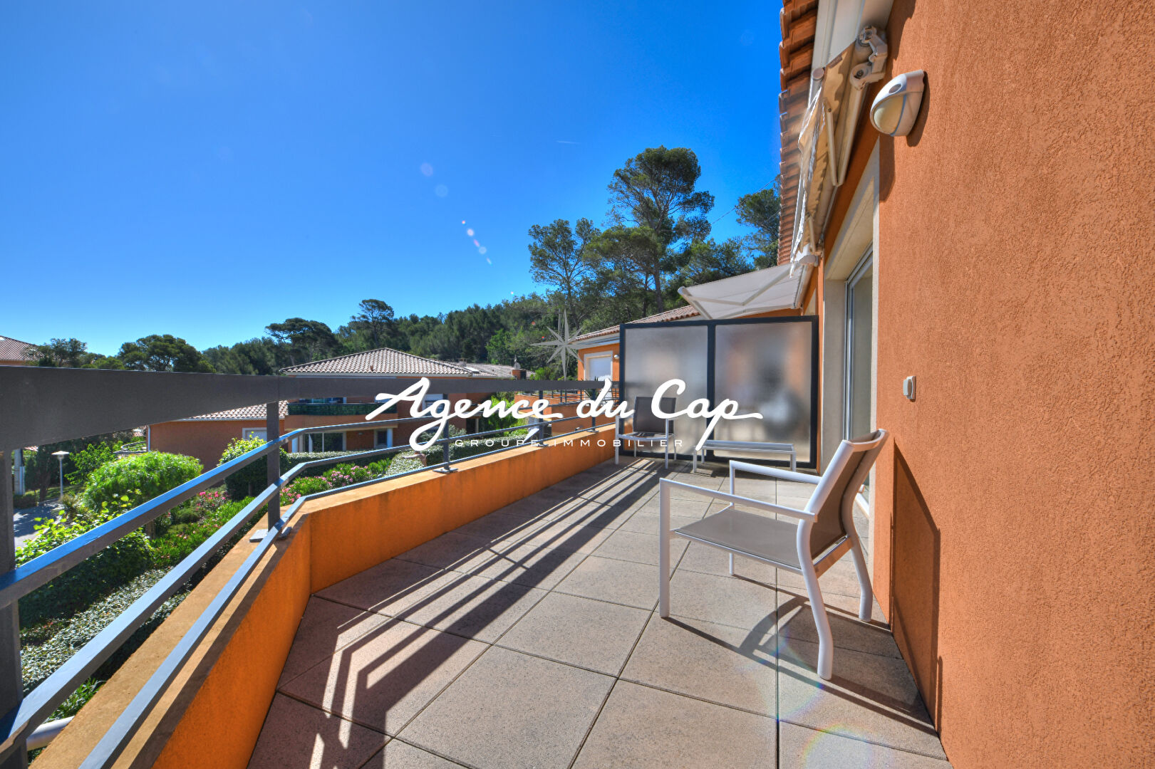 Photo APPARTEMENT VUE MER 3 PIECES DERNIER ETAGE A VENDRE AVEC TERRASSE GARAGE ET PARKING PRIVATIF QUARTIER LE DRAMONT A SAINT RAPHAEL image 6/6