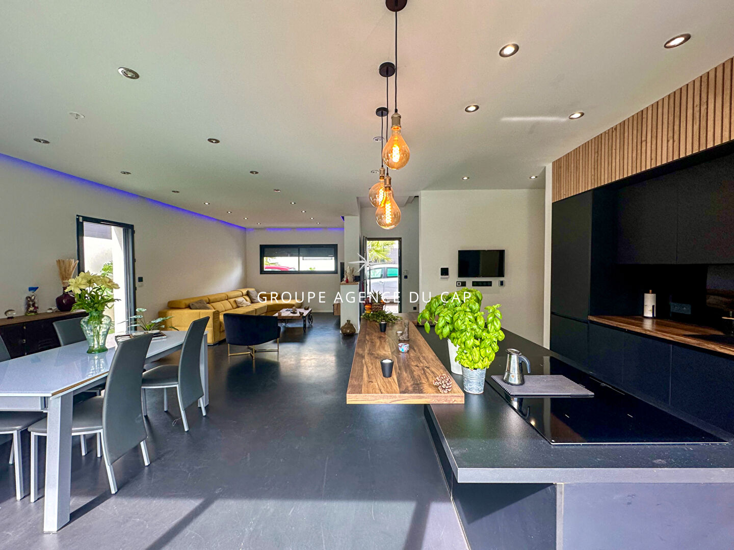 Photo VILLA CONTEMPORAINE À VENDRE 7 PIECES AVEC PISCINE ET GARAGE, À SAINT AYGULF image 4/6