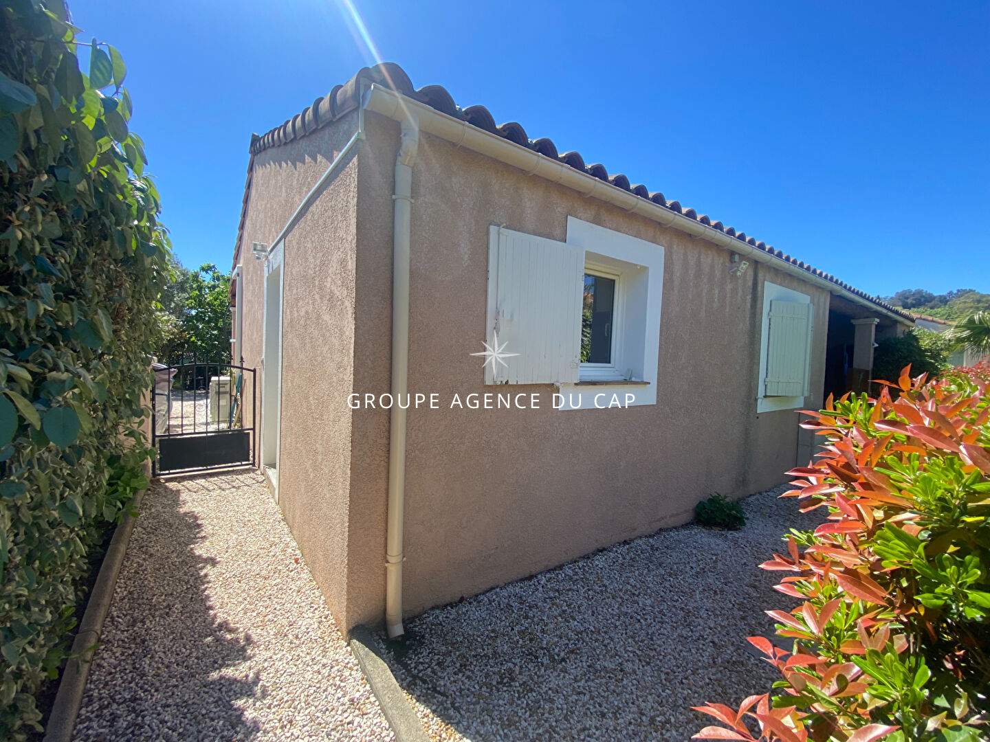 Photo VILLA APPARTEMENT DE 50M² DE PLAIN PIED SITUÉ DANS UNE RÉSIDENCE SÉCURISÉE AVEC PISCINE, PROCHE DES GOLFS À ROQUEBRUNE SUR ARGENS image 2/6