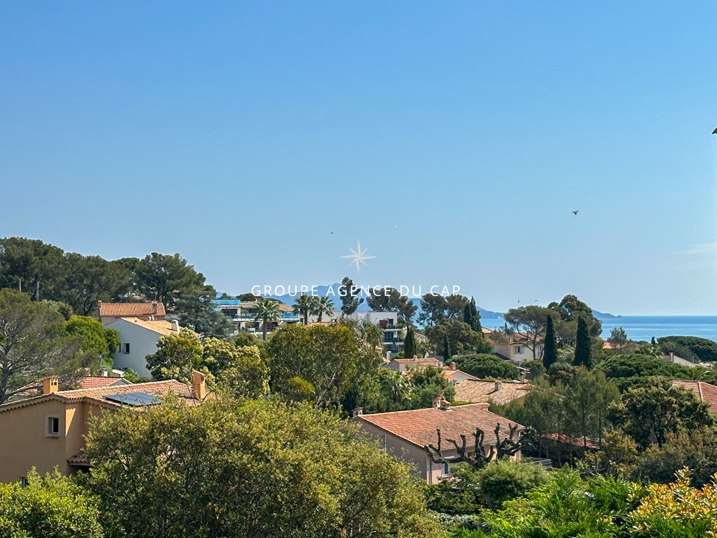 Photo VILLA PROVENÇALE À VENDRE DE 250M² AVEC 5 CHAMBRES, 2 STUDIOS ET UN T2, SUR UN TERRAIN PAYSAGÉ ET PISCINABLE, À SAINT AYGULF. image 2/6