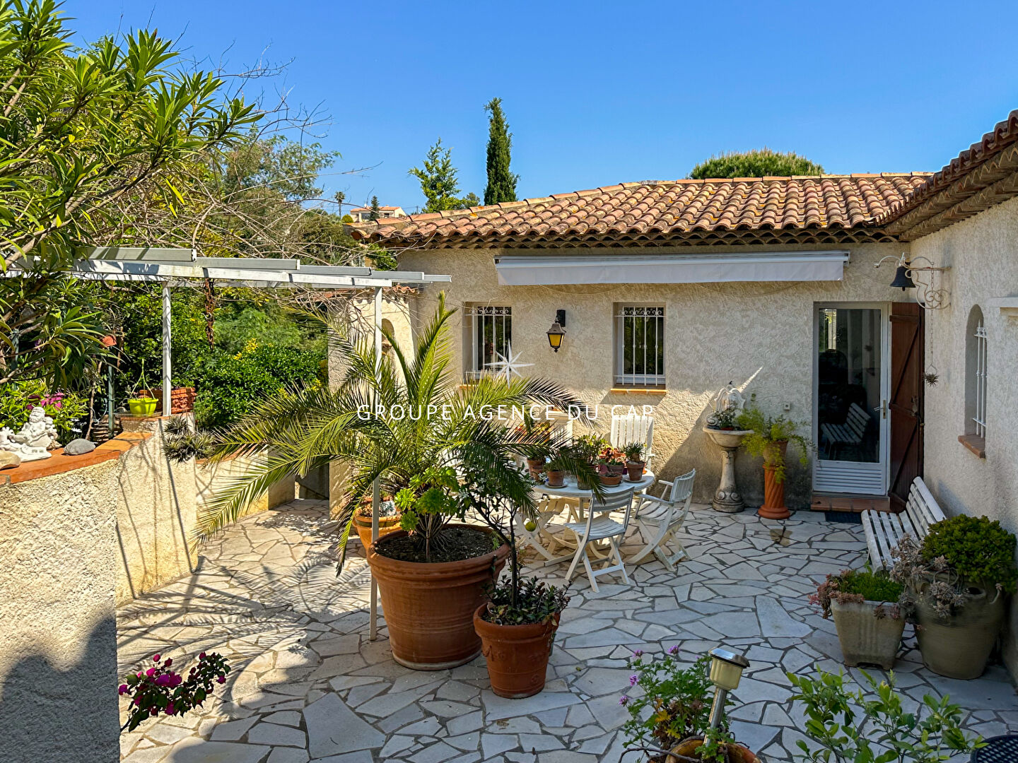 Photo VILLA PROVENÇALE À VENDRE DE 250M² AVEC 5 CHAMBRES, 2 STUDIOS ET UN T2, SUR UN TERRAIN PAYSAGÉ ET PISCINABLE, À SAINT AYGULF. image 3/6