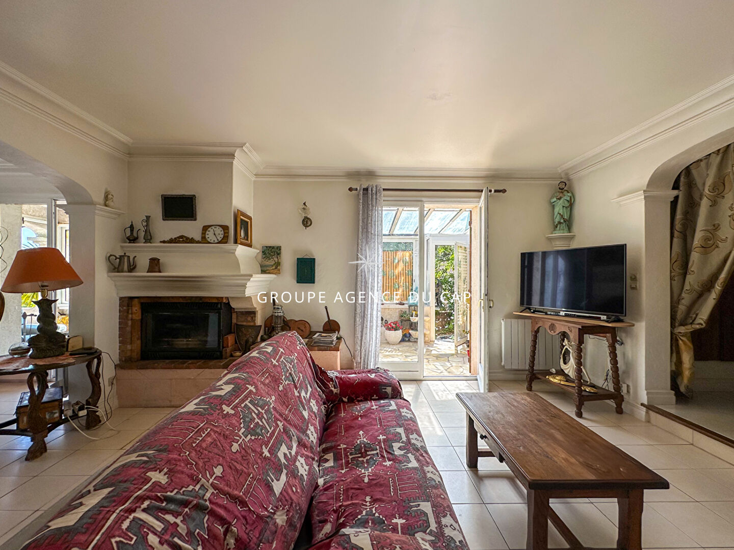 Photo VILLA PROVENÇALE À VENDRE DE 250M² AVEC 5 CHAMBRES, 2 STUDIOS ET UN T2, SUR UN TERRAIN PAYSAGÉ ET PISCINABLE, À SAINT AYGULF. image 4/6