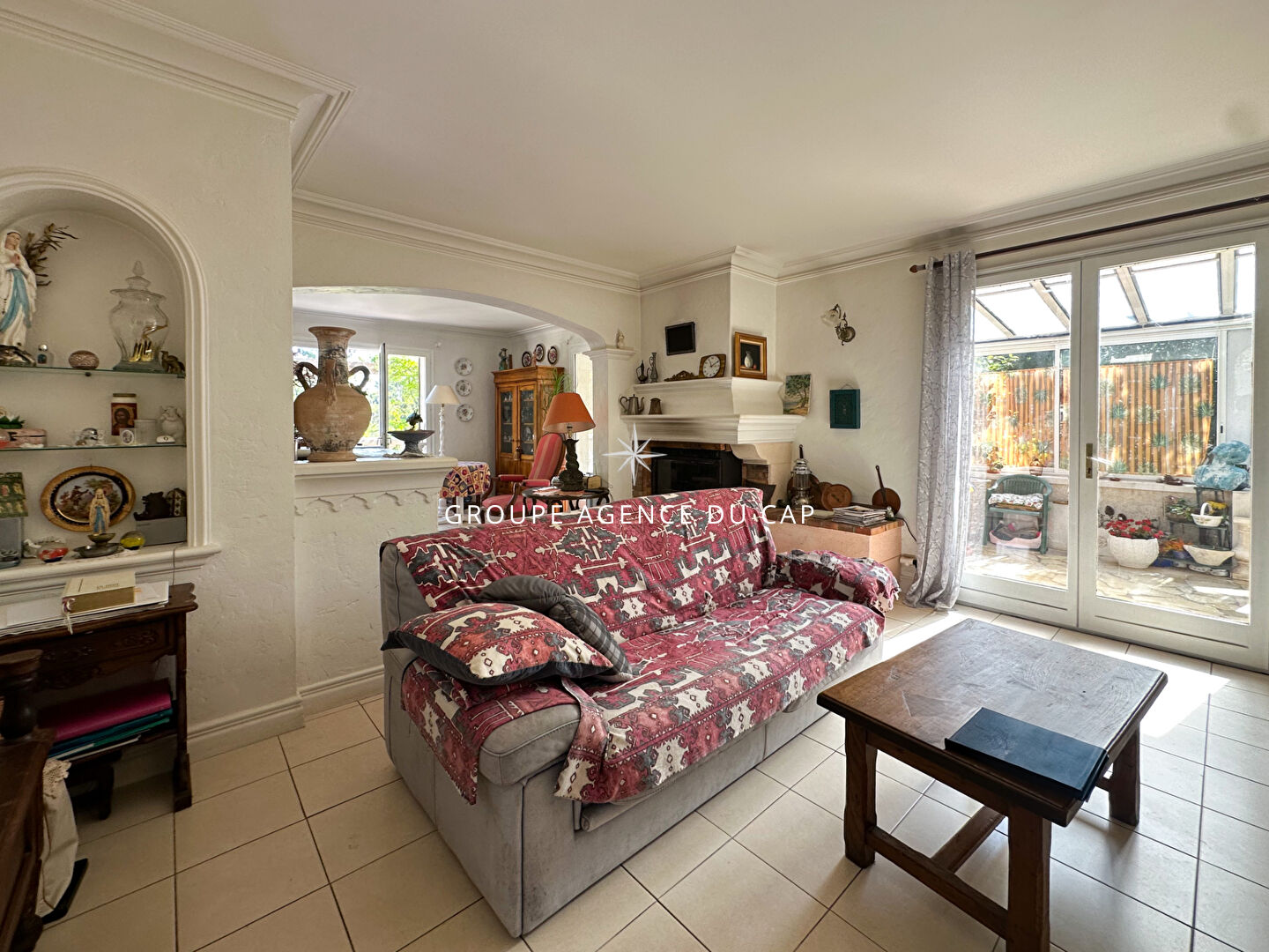 Photo VILLA PROVENÇALE À VENDRE DE 250M² AVEC 5 CHAMBRES, 2 STUDIOS ET UN T2, SUR UN TERRAIN PAYSAGÉ ET PISCINABLE, À SAINT AYGULF. image 5/6