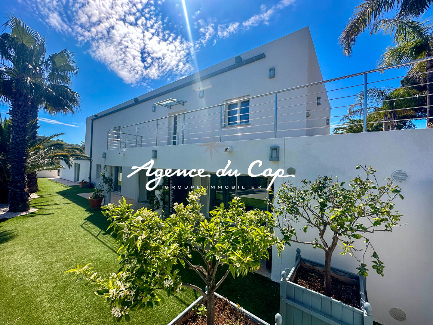 Photo À VENDRE VILLA CONTEMPORAINE AVEC VUE MER ET COLLINES 5 CHAMBRES PISCINE ET GARAGE DOUBLE, PROCHE DES PLAGES AUX ISSAMBRES image 3/6