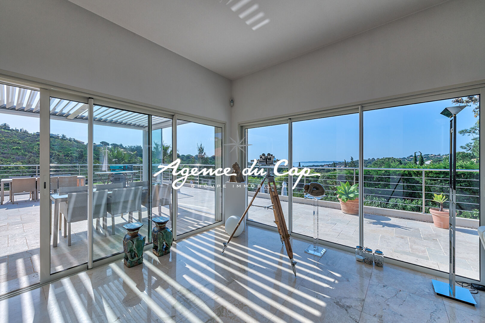 Photo À VENDRE VILLA CONTEMPORAINE AVEC VUE MER ET COLLINES 5 CHAMBRES PISCINE ET GARAGE DOUBLE, PROCHE DES PLAGES AUX ISSAMBRES image 4/6