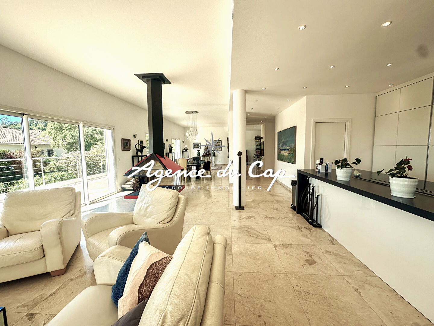 Photo À VENDRE VILLA CONTEMPORAINE AVEC VUE MER ET COLLINES 5 CHAMBRES PISCINE ET GARAGE DOUBLE, PROCHE DES PLAGES AUX ISSAMBRES image 6/6