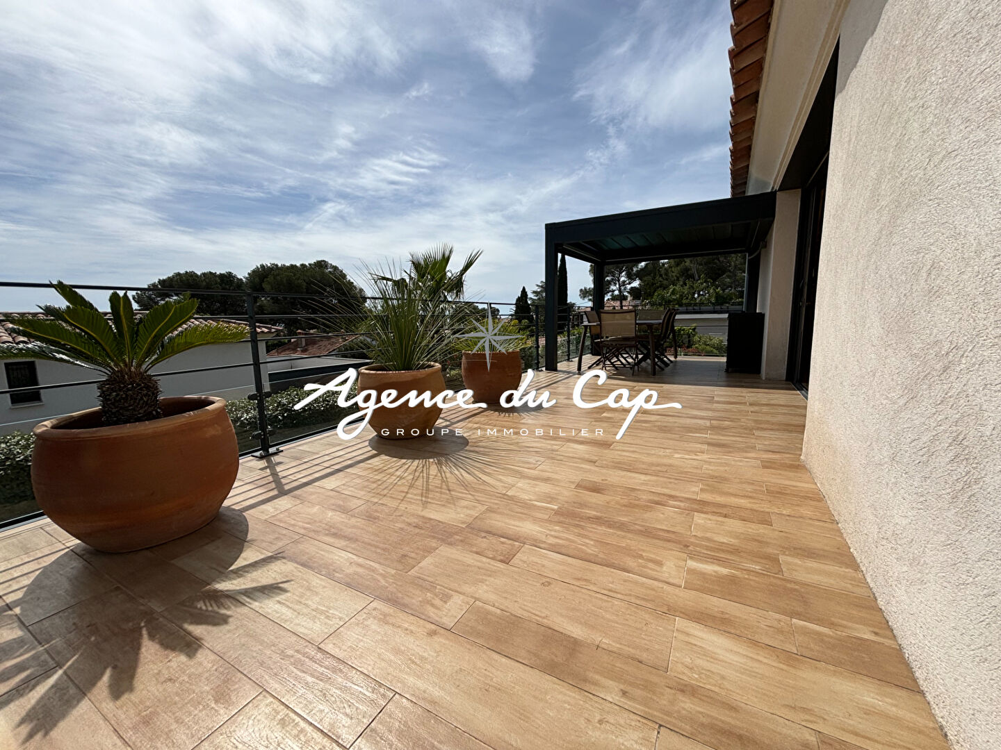 VILLA CONTEMPORAINE À VENDRE COMPRENANT 4 PIÈCES DONT 3 CHAMBRES AVEC PISCINE ET VUE MER, À SAINT-AYGULF