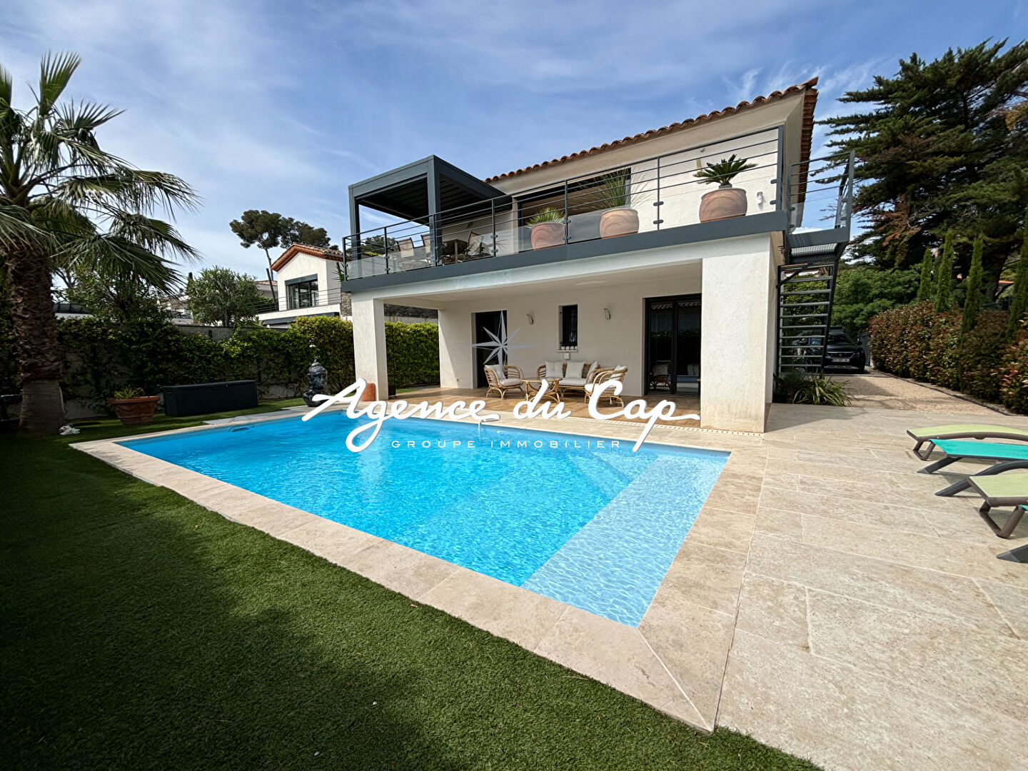 Photo VILLA CONTEMPORAINE À VENDRE COMPRENANT 4 PIÈCES DONT 3 CHAMBRES AVEC PISCINE ET VUE MER, À SAINT-AYGULF image 2/6