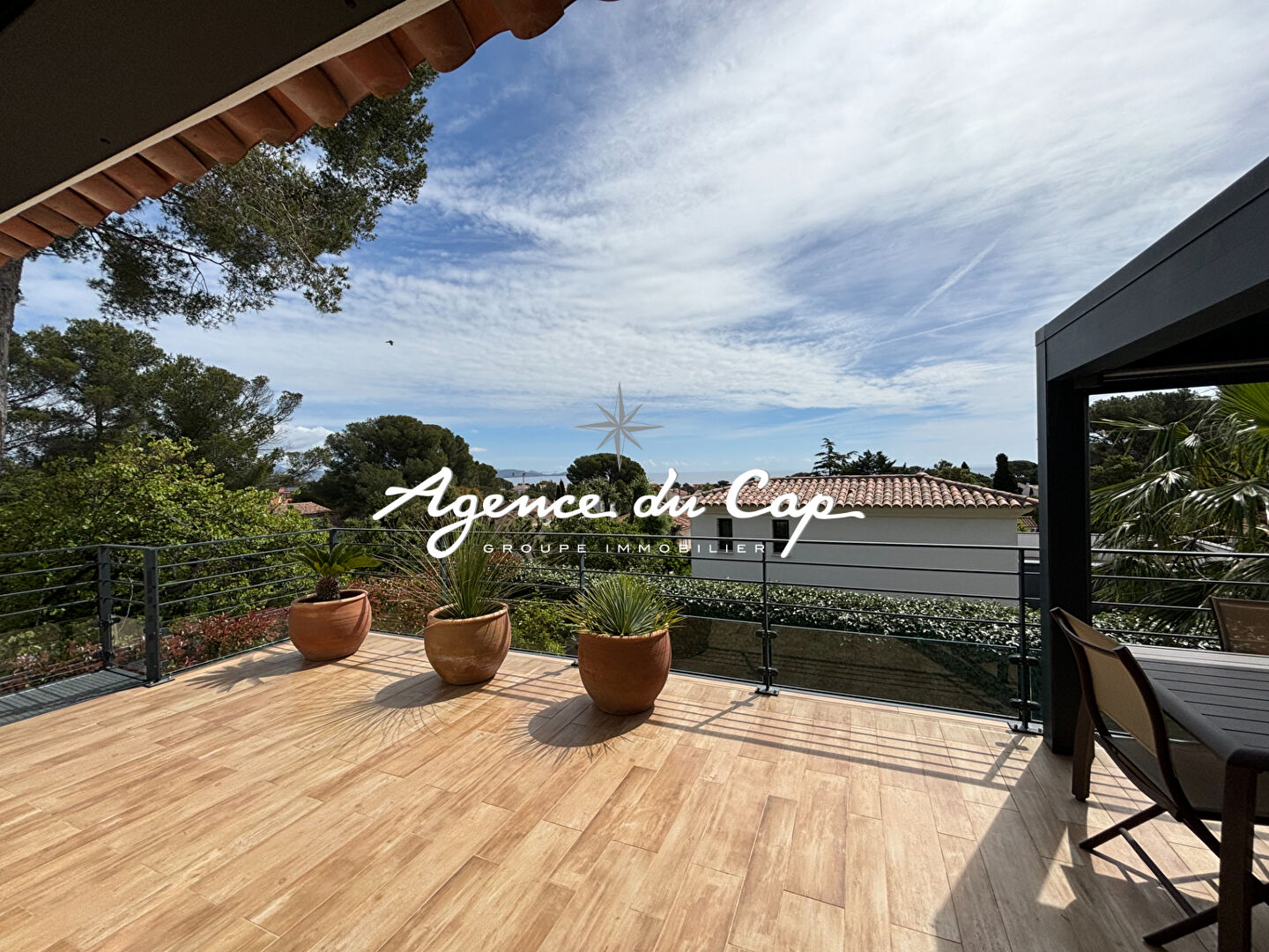 Photo VILLA CONTEMPORAINE À VENDRE COMPRENANT 4 PIÈCES DONT 3 CHAMBRES AVEC PISCINE ET VUE MER, À SAINT-AYGULF image 3/6