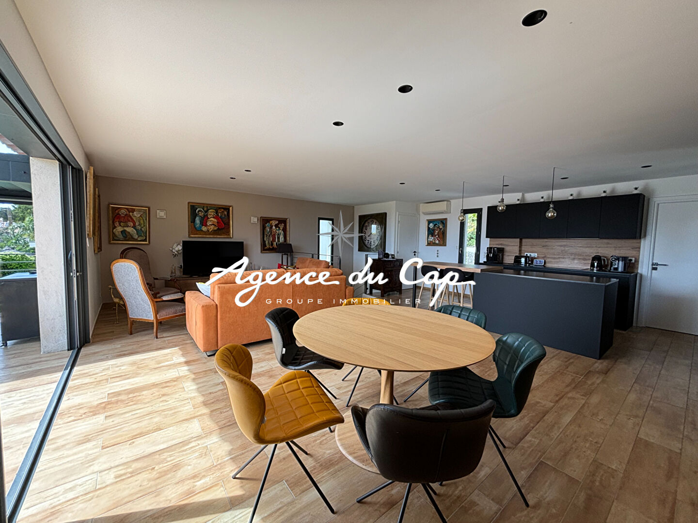 Photo VILLA CONTEMPORAINE À VENDRE COMPRENANT 4 PIÈCES DONT 3 CHAMBRES AVEC PISCINE ET VUE MER, À SAINT-AYGULF image 4/6