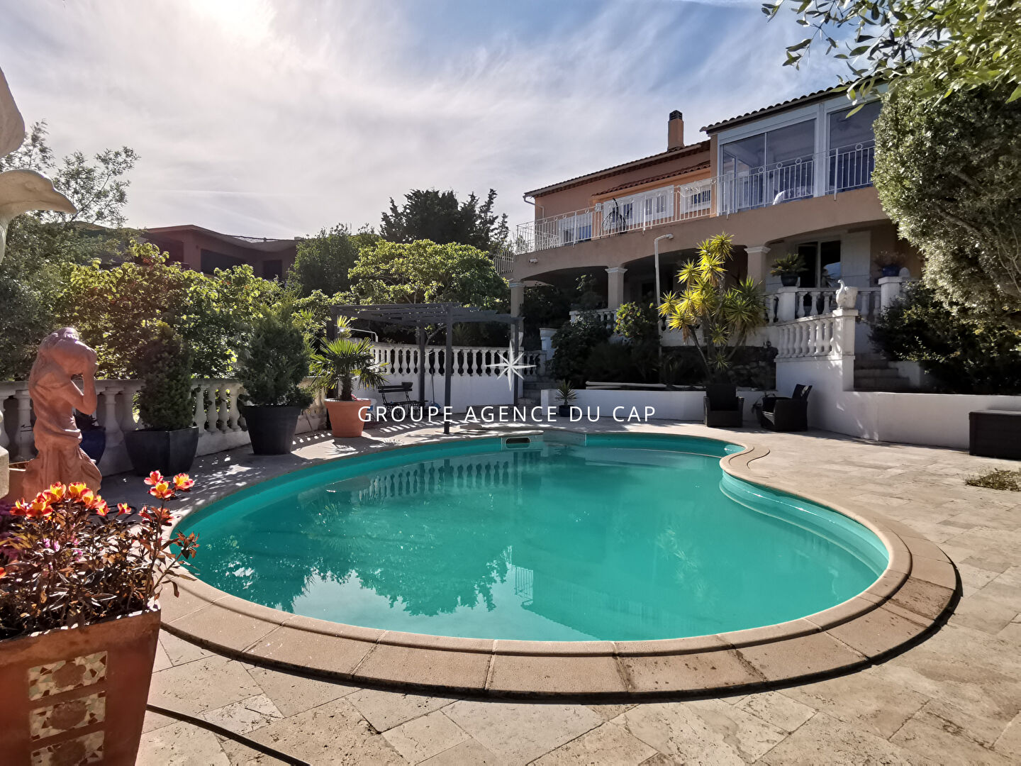 Photo À VENDRE VILLA 5 CHAMBRES AVEC VUE MER PROCHE CENTRE VILLE AVEC PISCINE ET GARAGE DOUBLE, À SAINT AYGULF image 2/6