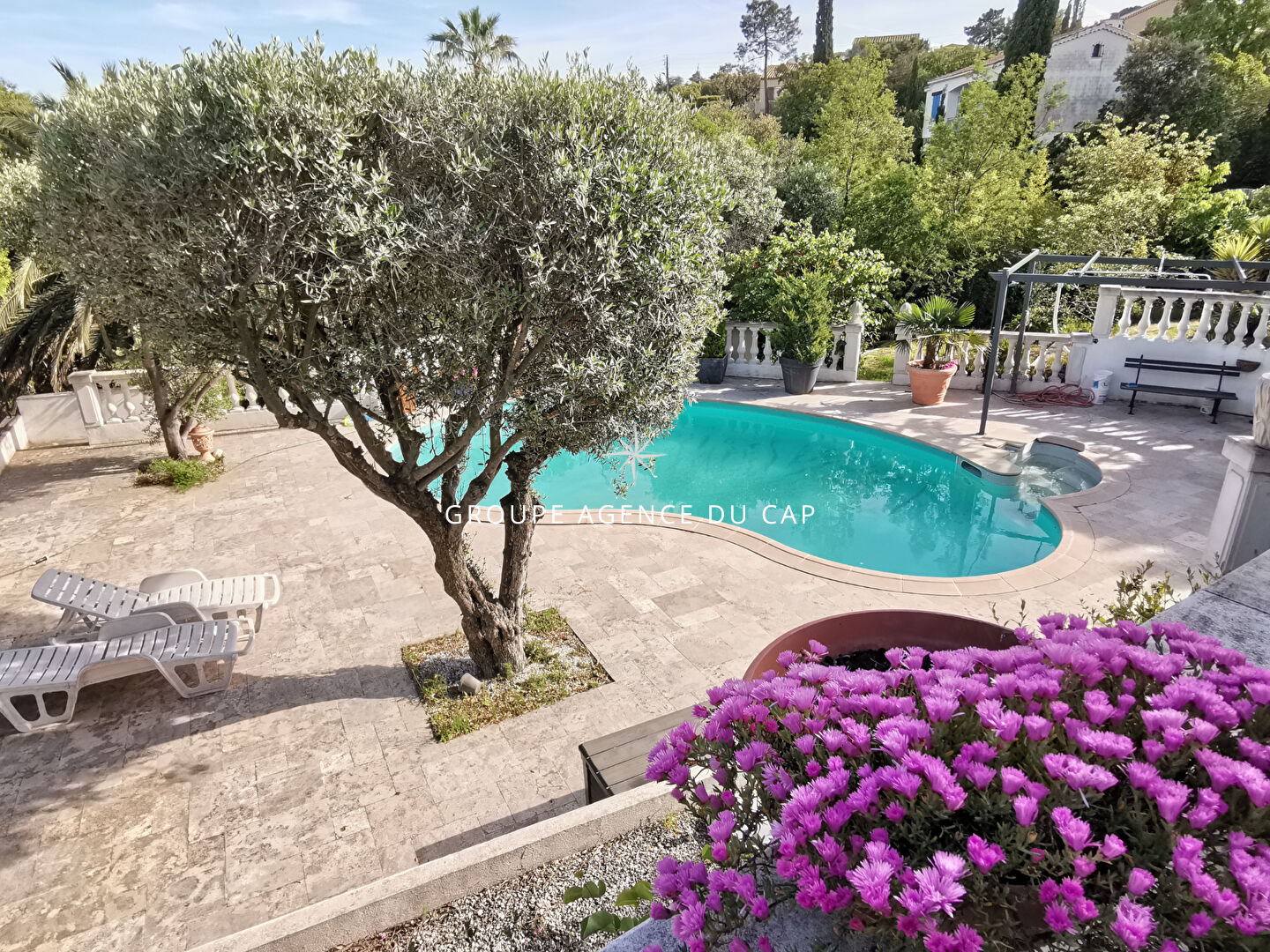 Photo À VENDRE VILLA 5 CHAMBRES AVEC VUE MER PROCHE CENTRE VILLE AVEC PISCINE ET GARAGE DOUBLE, À SAINT AYGULF image 3/6