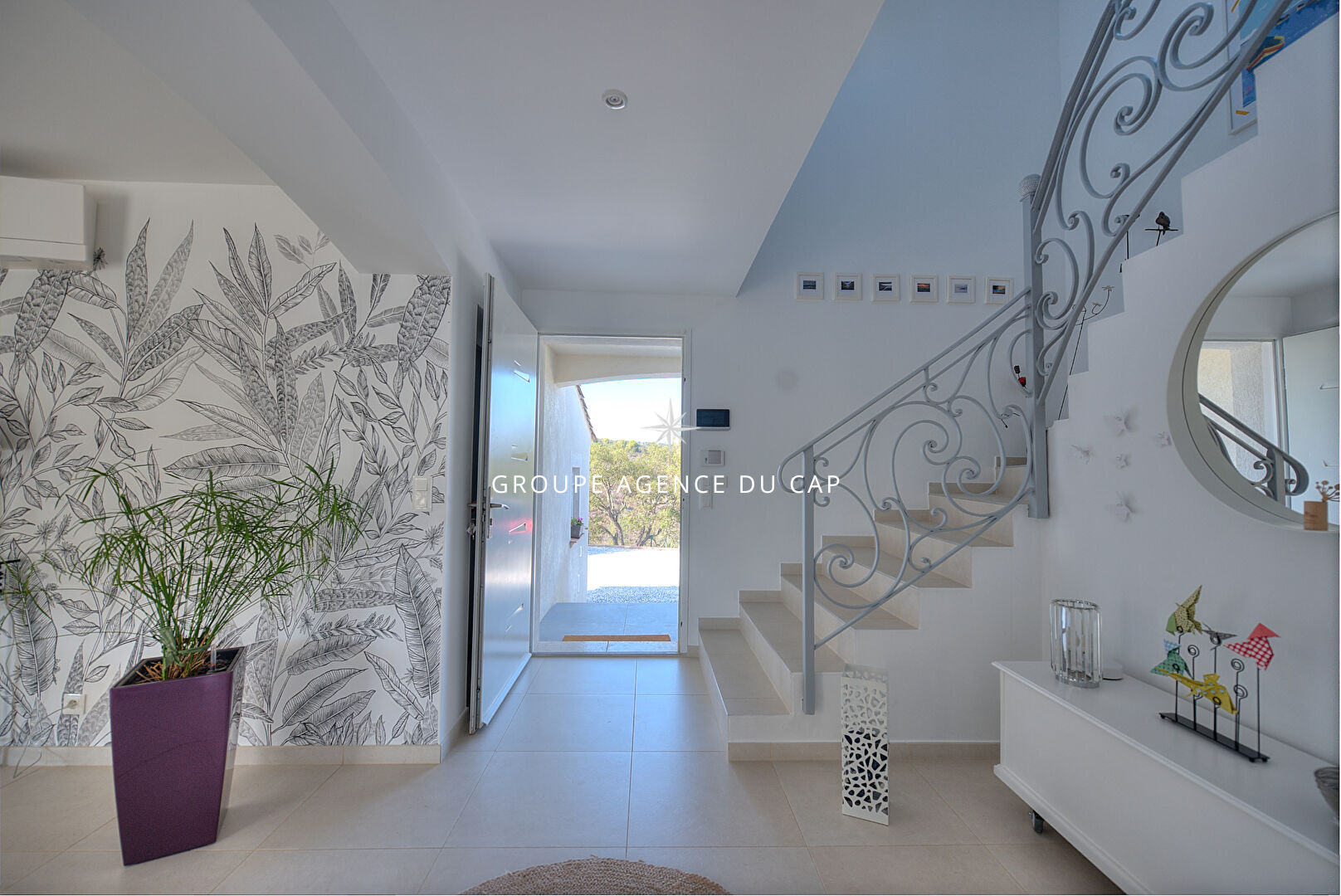 Photo À VENDRE VILLA 6 PIÈCES, 185 M² AVEC 4 CHAMBRES PISCINE ET GARAGE, À SAINT-AYGULF image 3/6