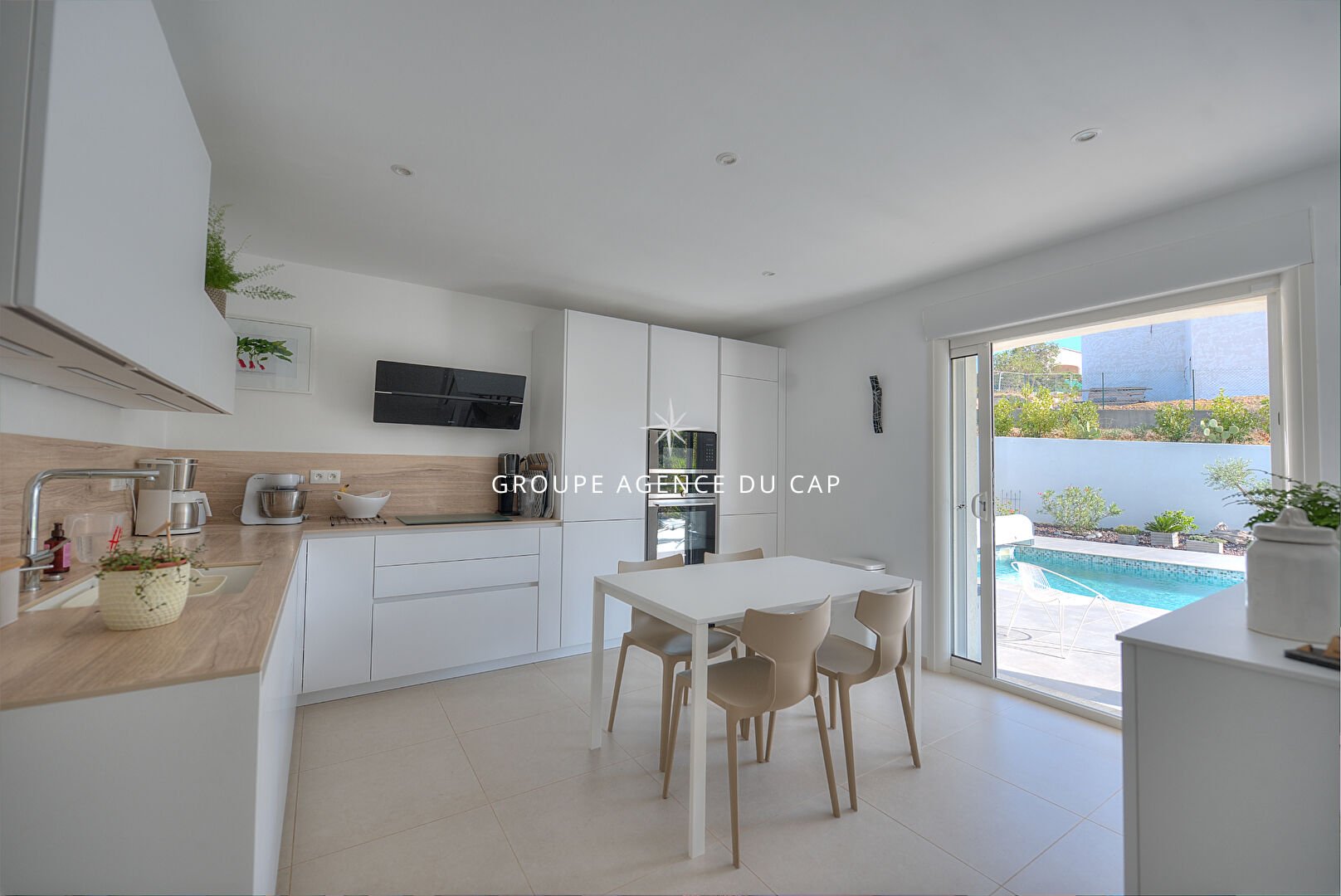 Photo À VENDRE VILLA 6 PIÈCES, 185 M² AVEC 4 CHAMBRES PISCINE ET GARAGE, À SAINT-AYGULF image 4/6