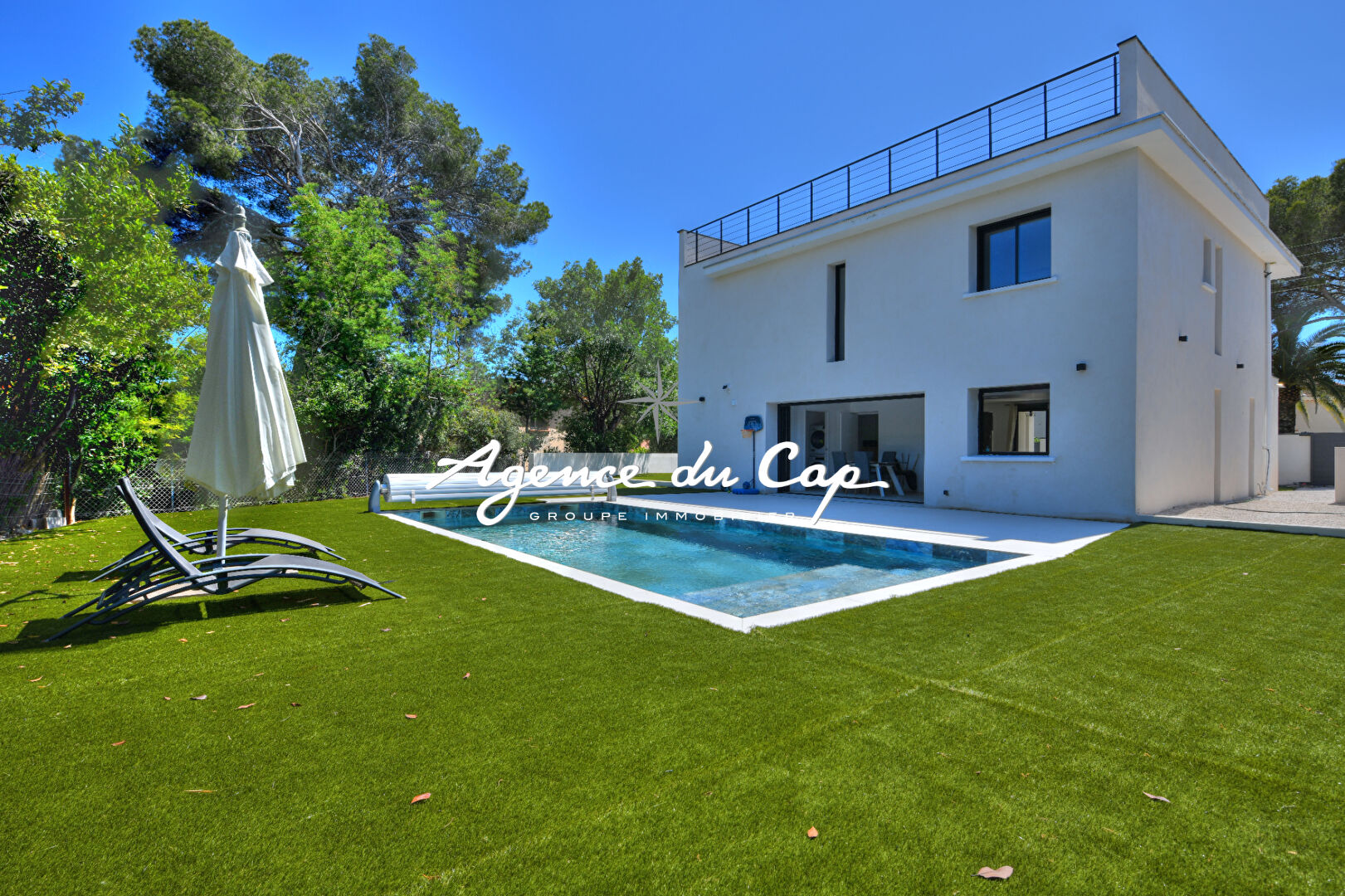 VILLA 5 PIECES DE STYLE CONTEMPORAINE AVEC TOIT TERRASSE VUE MER PISCINE A SAINT RAPHAEL