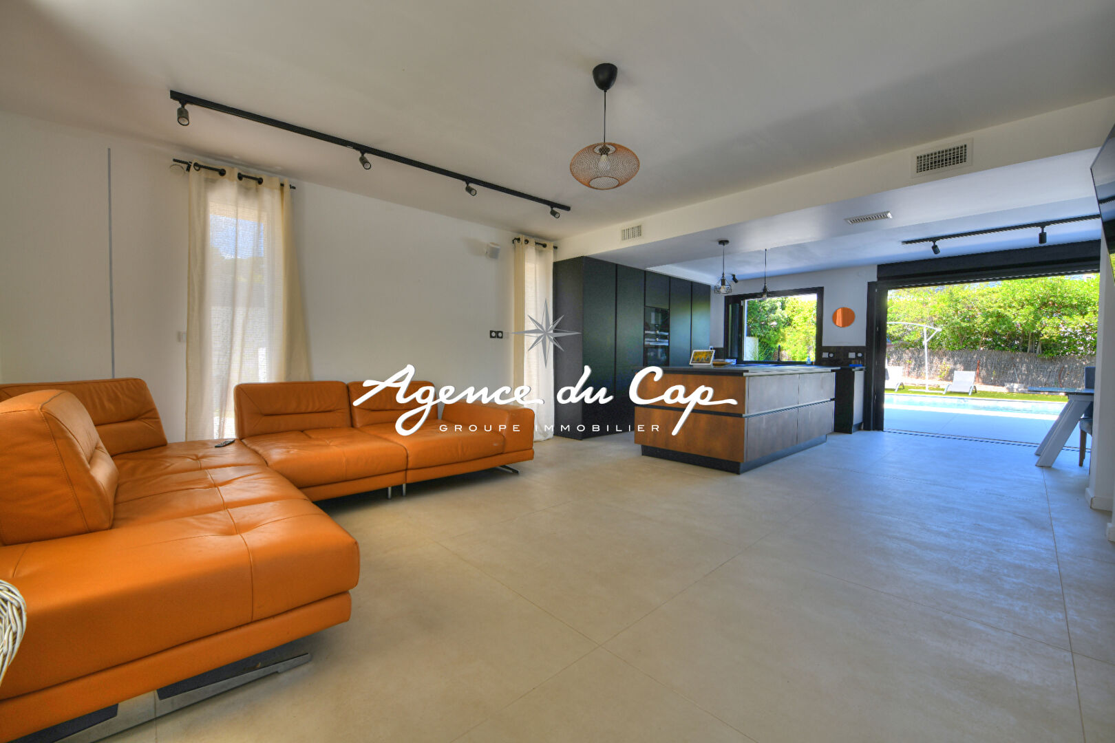 Photo VILLA 5 PIECES DE STYLE CONTEMPORAINE AVEC TOIT TERRASSE VUE MER PISCINE A SAINT RAPHAEL image 3/6