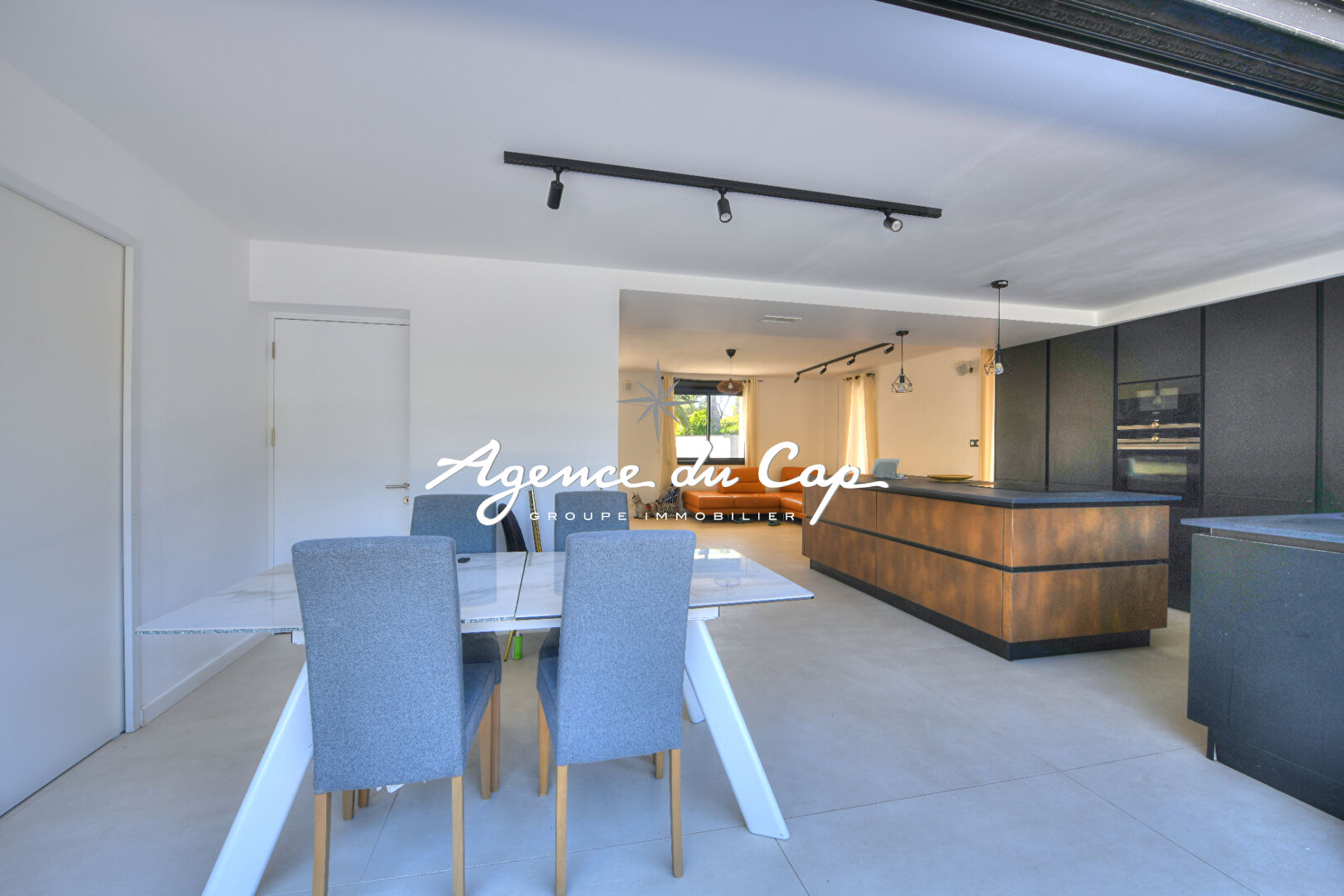 Photo VILLA 5 PIECES DE STYLE CONTEMPORAINE AVEC TOIT TERRASSE VUE MER PISCINE A SAINT RAPHAEL image 6/6