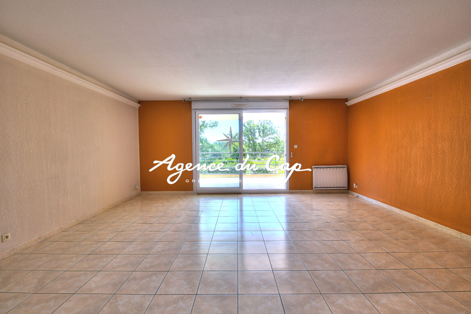 Photo APPARTEMENT T4 DOMAINE PRIVE  ET SECURISÉ AVEC PISCINE ET GARAGE PROCHE COMMERCES A FREJUS image 2/6