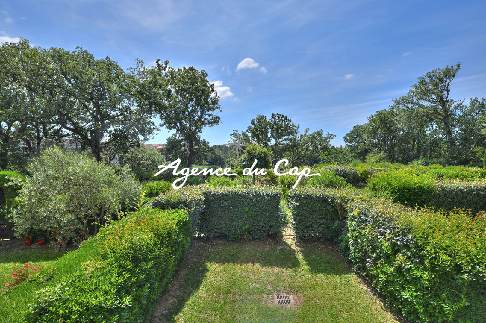 Photo APPARTEMENT T4 DOMAINE PRIVE  ET SECURISÉ AVEC PISCINE ET GARAGE PROCHE COMMERCES A FREJUS image 3/6