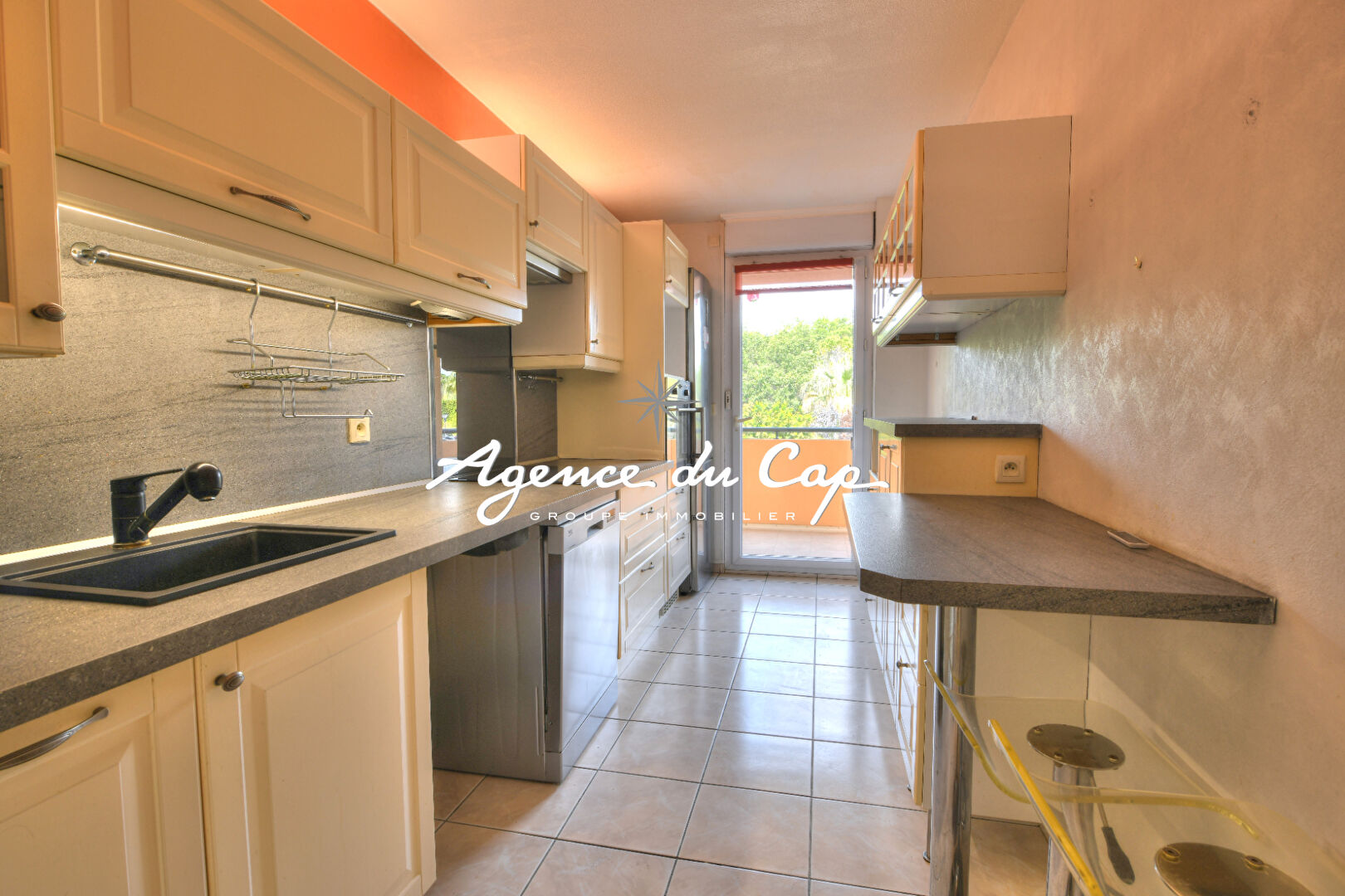 Photo APPARTEMENT T4 DOMAINE PRIVE  ET SECURISÉ AVEC PISCINE ET GARAGE PROCHE COMMERCES A FREJUS image 5/6