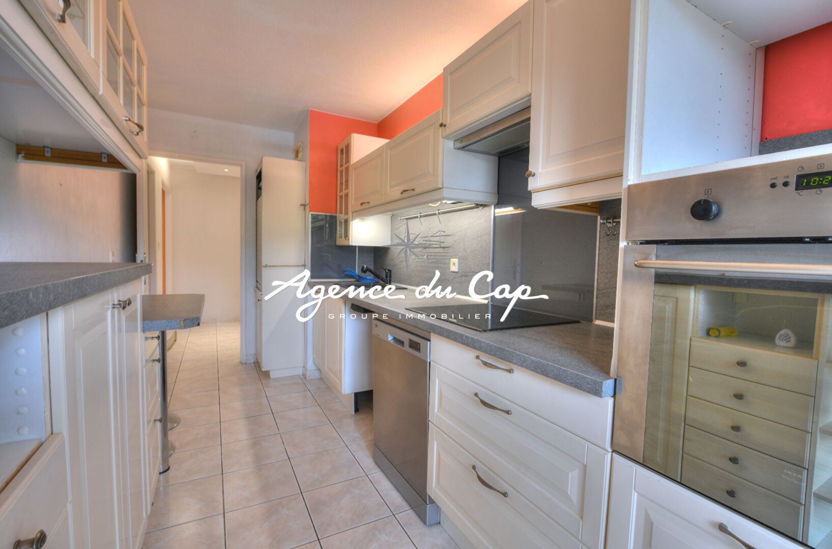 Photo APPARTEMENT T4 DOMAINE PRIVE  ET SECURISÉ AVEC PISCINE ET GARAGE PROCHE COMMERCES A FREJUS image 6/6