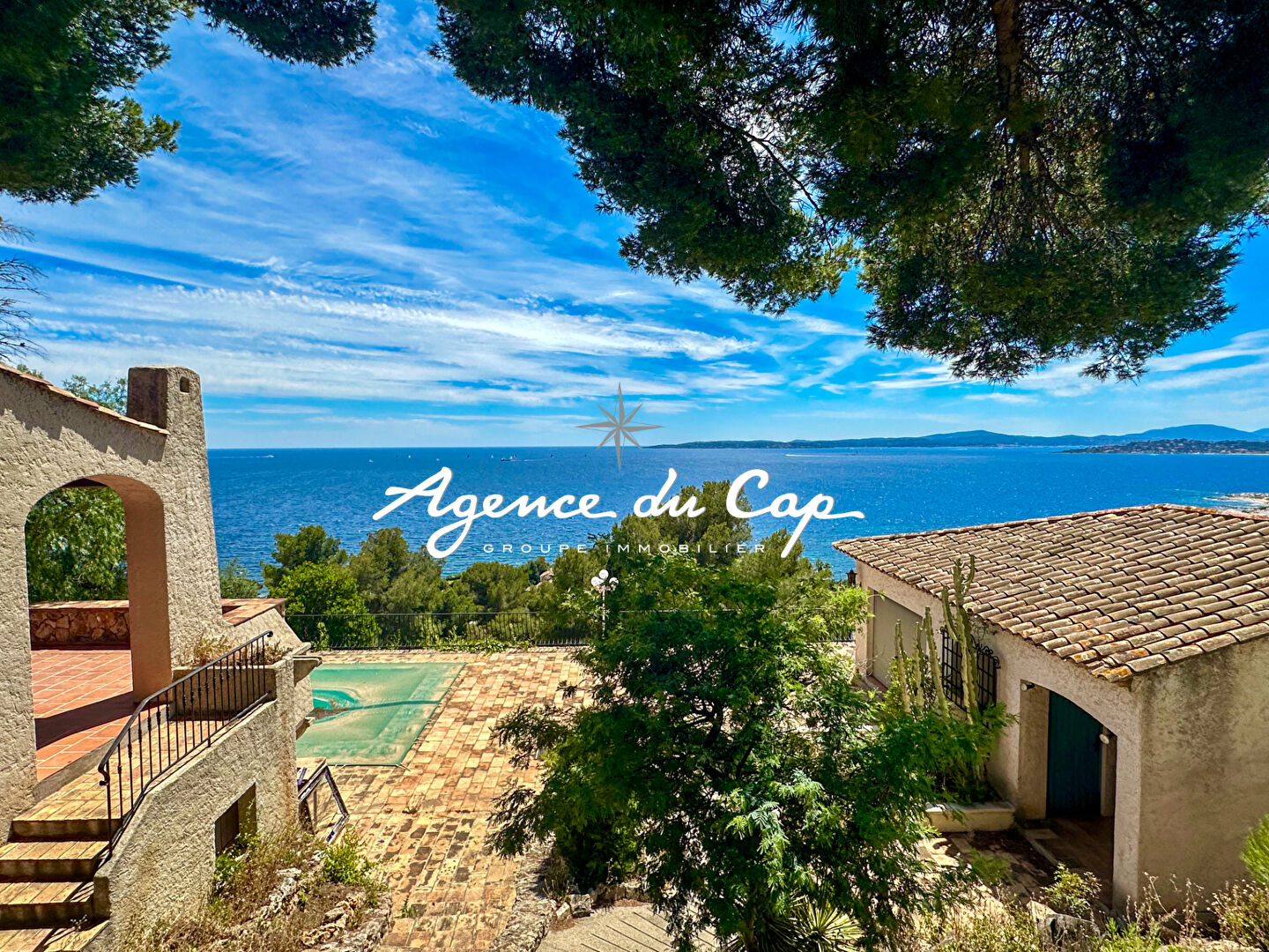 Photo PROPRIÉTÉ À VENDRE AVEC VUE MER PANORAMIQUE SUR LE GOLFE DE SAINT-TROPEZ, AUX ISSAMBRES image 2/6