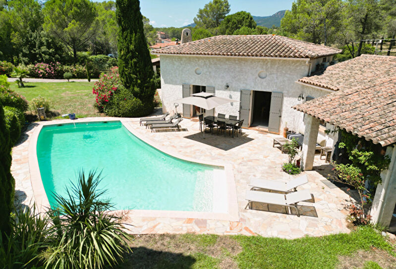 Photo VILLA PLAIN PIED LUMINEUSE AVEC PISCINE SUR UN TERRAIN DE  4700M² DANS UN DOMAINE SECURISE image 2/6