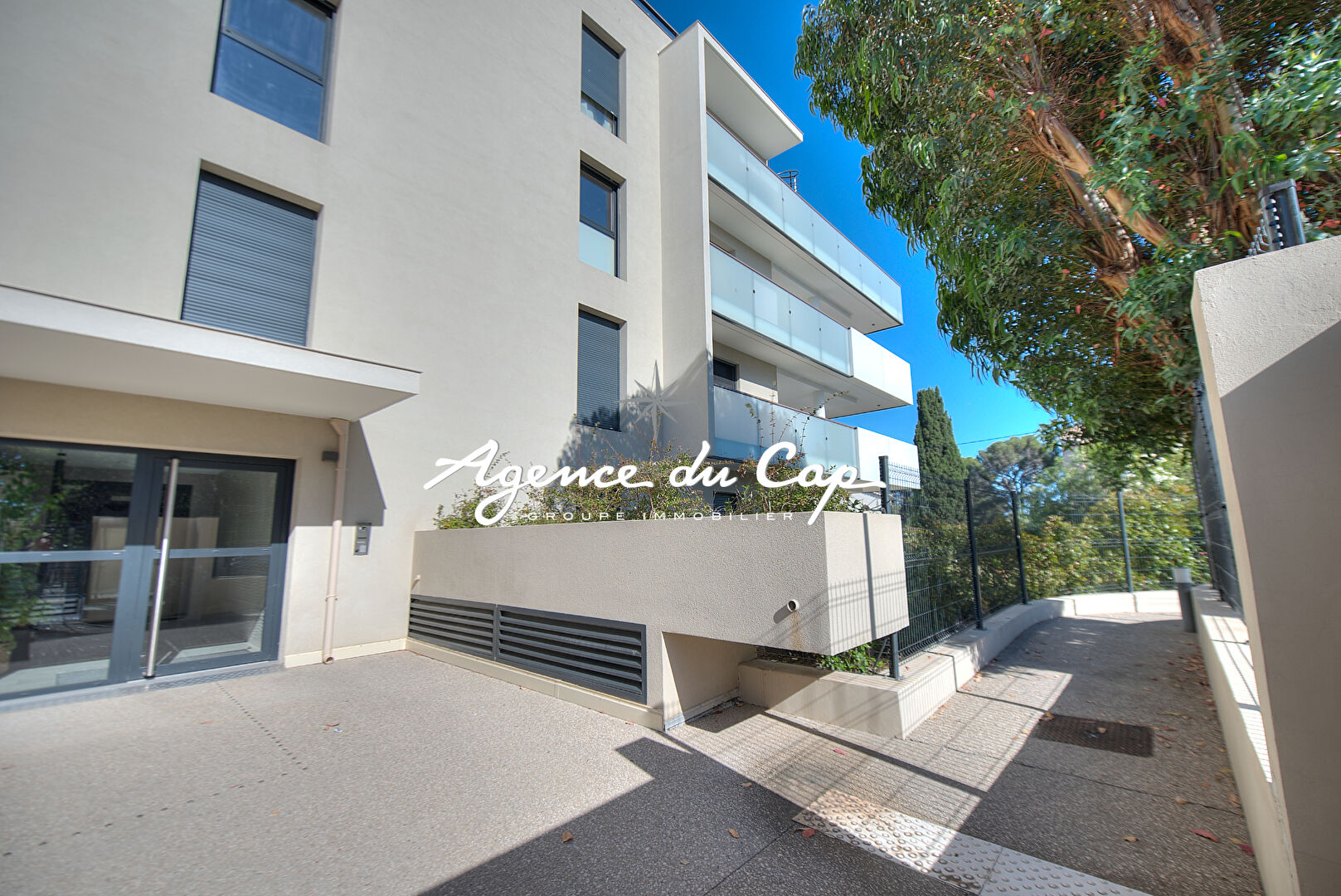 APPARTEMENT 3 PIECES GRANDE TERRASSE  MER ET COMMERCES A PIED SAINT RAPHAEL BOULOURIS
