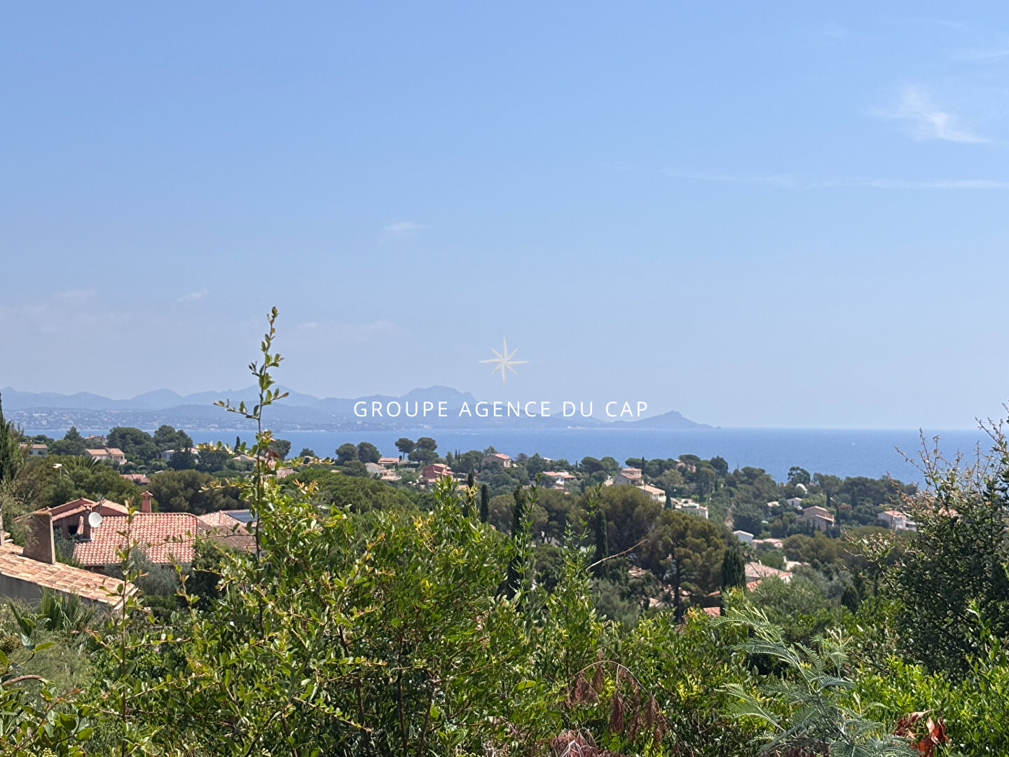 VILLA À RÉNOVER VUE MER TERRAIN 1400M² GRAND POTENTIEL, AUX ISSAMBRES