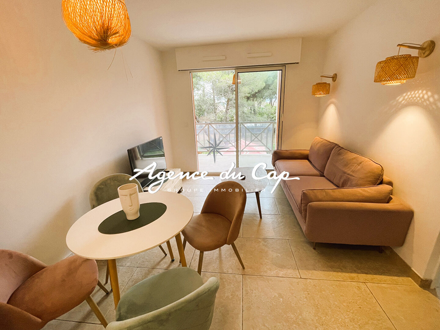 APPARTEMENT 2 PIECES RESIDENCE AVEC PISCINE ET GARAGE PRIVATIF SAINT RAPHAEL VALESCURE