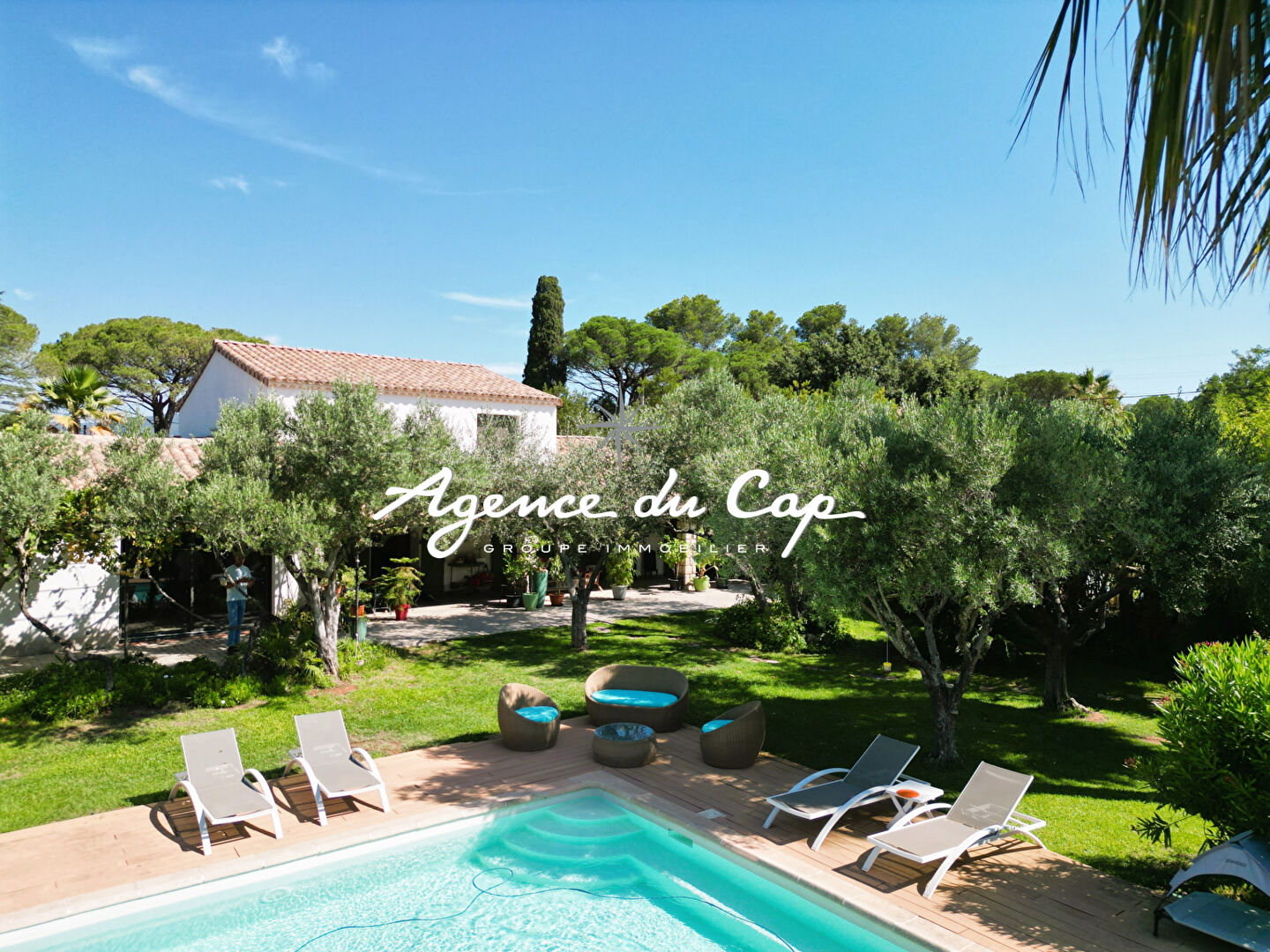 SUPERBE PROPRIETE AVEC 4 CHAMBRES PISCINE ET TENNIS ROQUEBRUNE