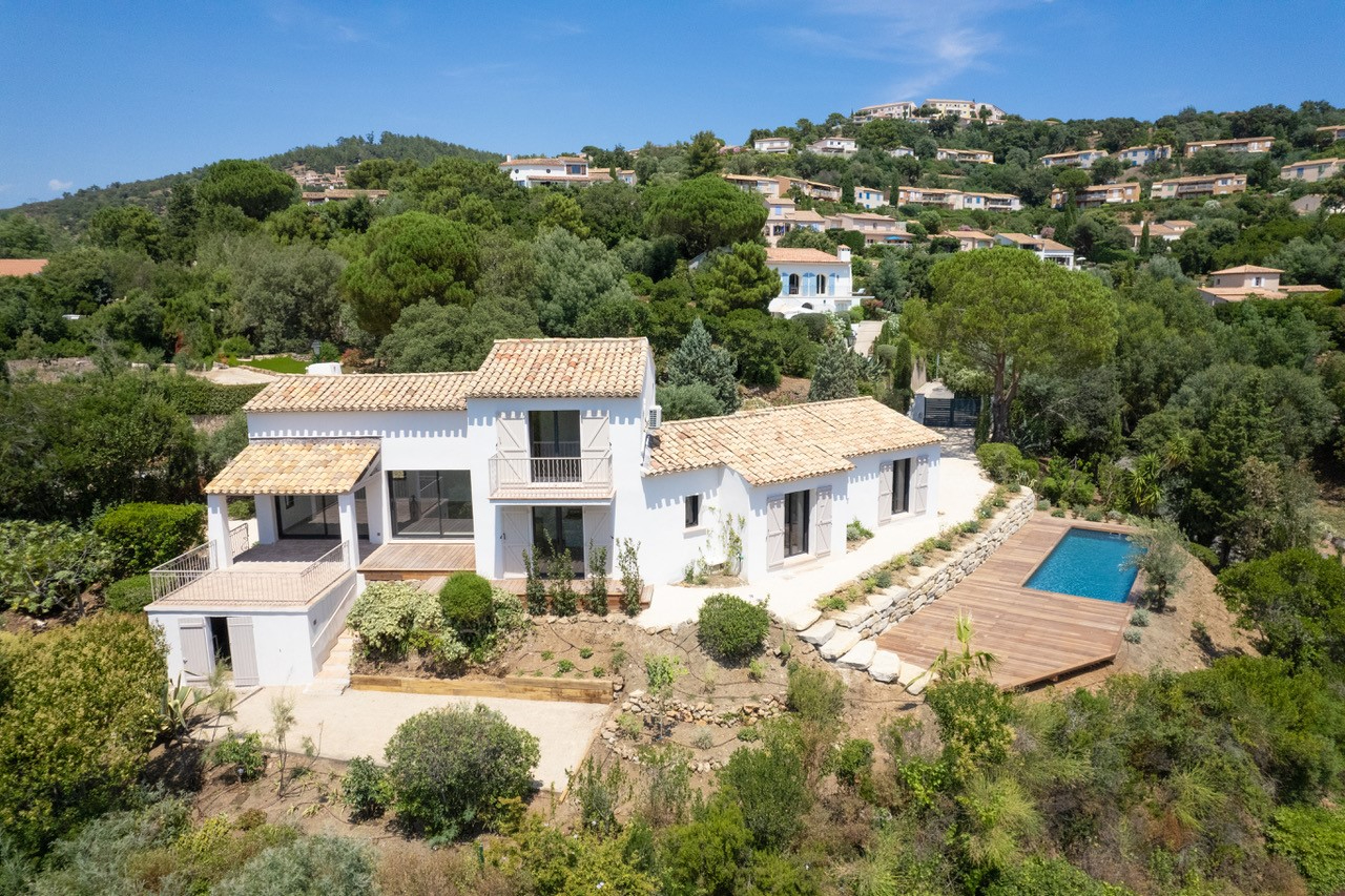 VILLA RENOVEE A VENDRE 4 CHAMBRES EN SUITE VUE MER GOLFE PISCINE PARKINGS