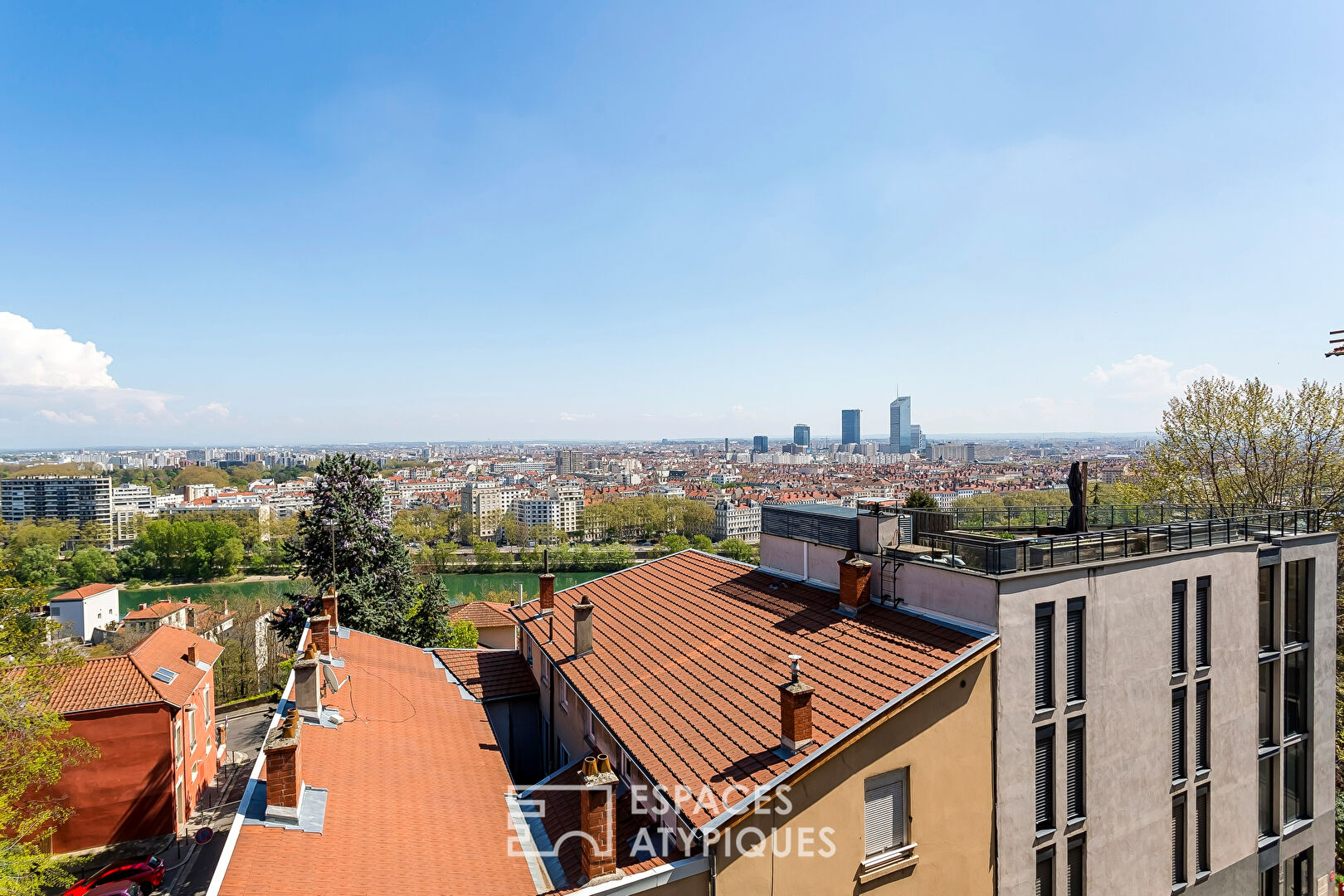 Photo Appartement traversant en dernier étage avec vue image 1/6