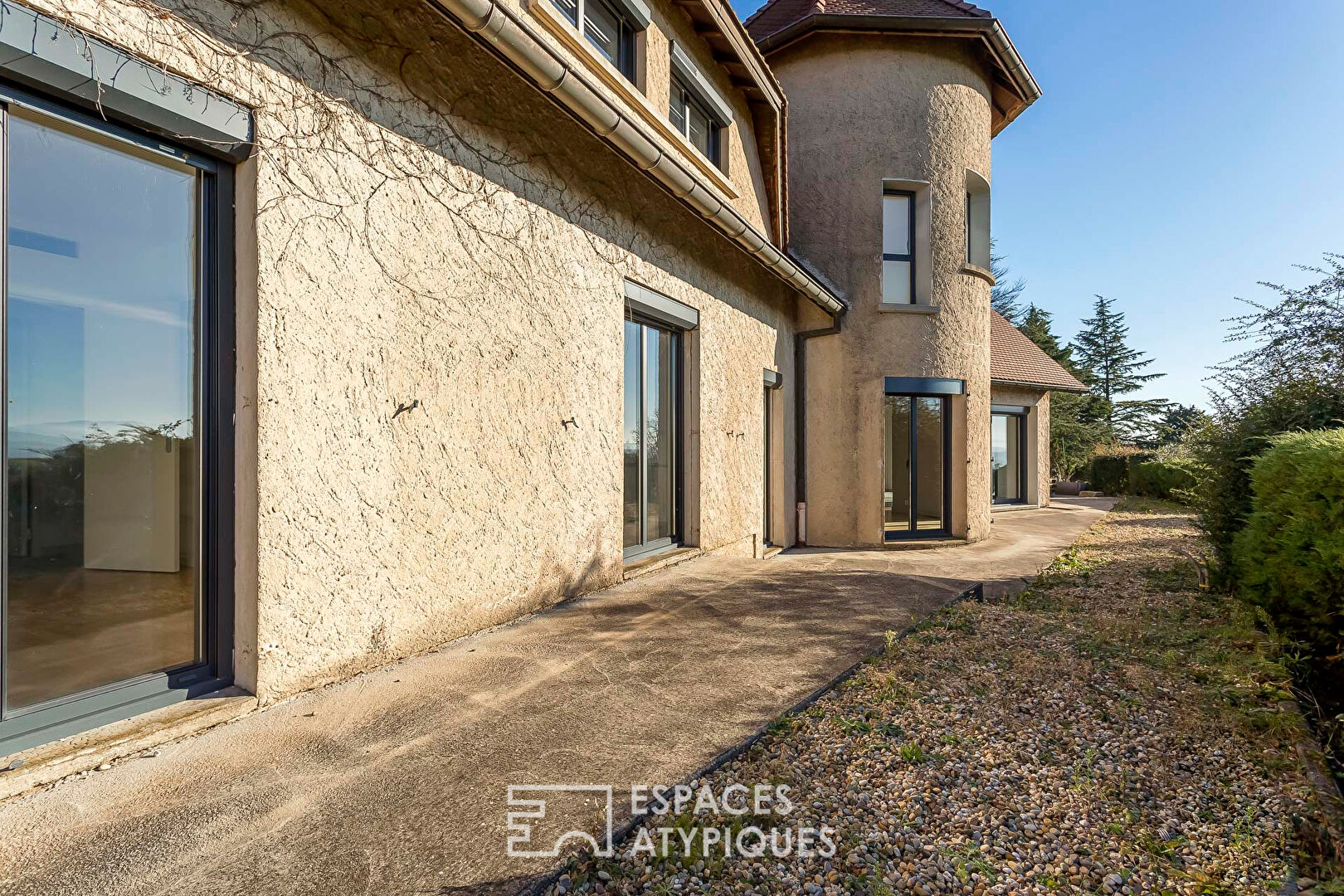 Photo Maison de caractère de plain-pied avec piscine et vue dégagée image 2/6
