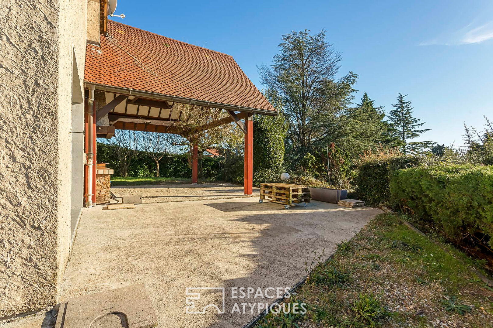 Photo Maison de caractère de plain-pied avec piscine et vue dégagée image 3/6