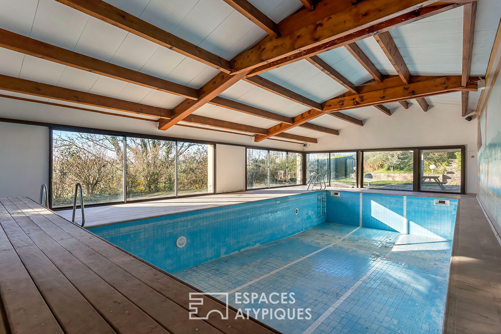 Photo Maison de caractère de plain-pied avec piscine et vue dégagée image 4/6