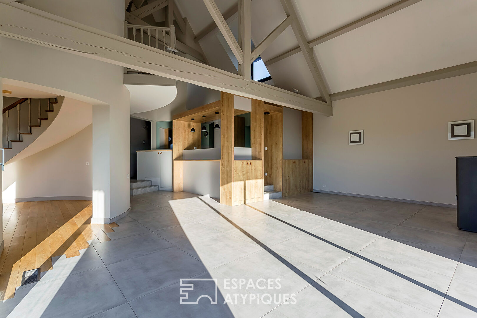Photo Maison de caractère de plain-pied avec piscine et vue dégagée image 5/6