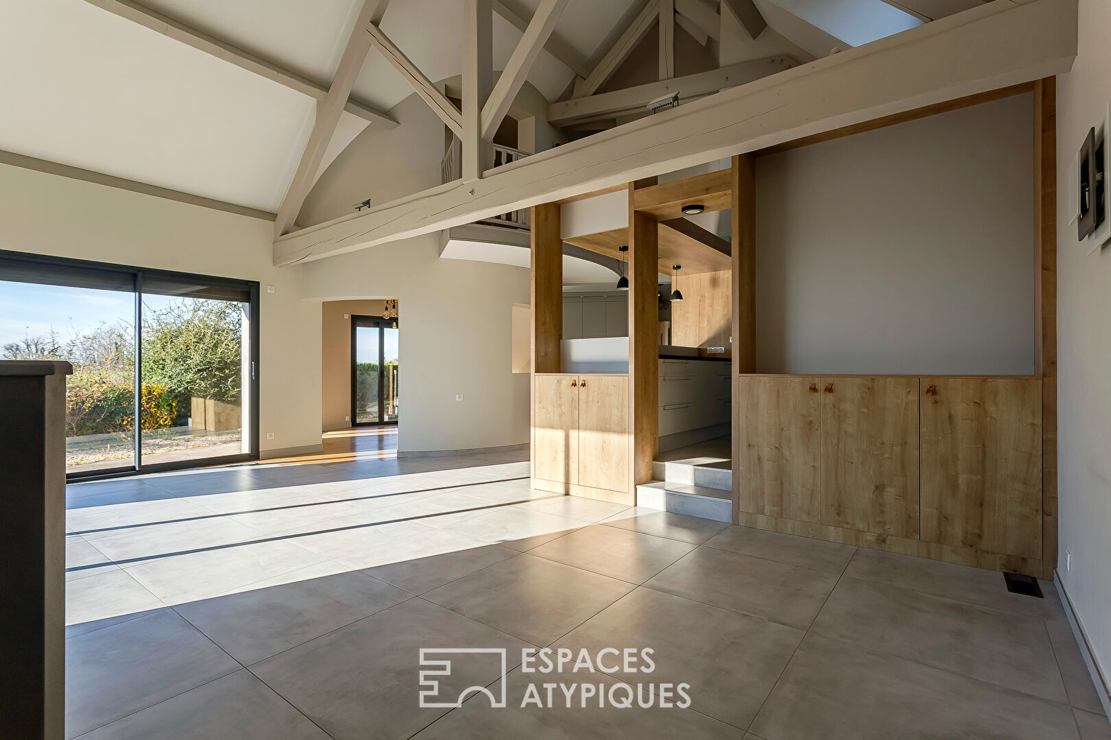 Photo Maison de caractère de plain-pied avec piscine et vue dégagée image 6/6