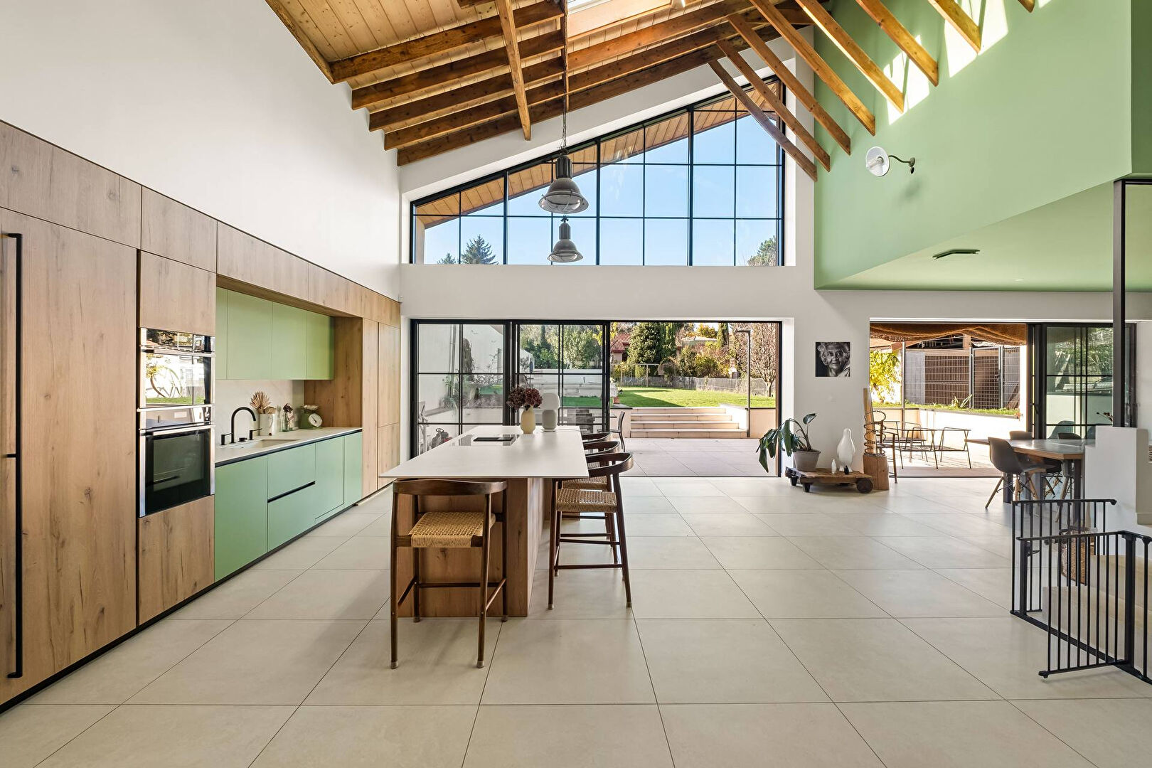 La renaissance d'une usine en maison d'architecte au coeur de Charly