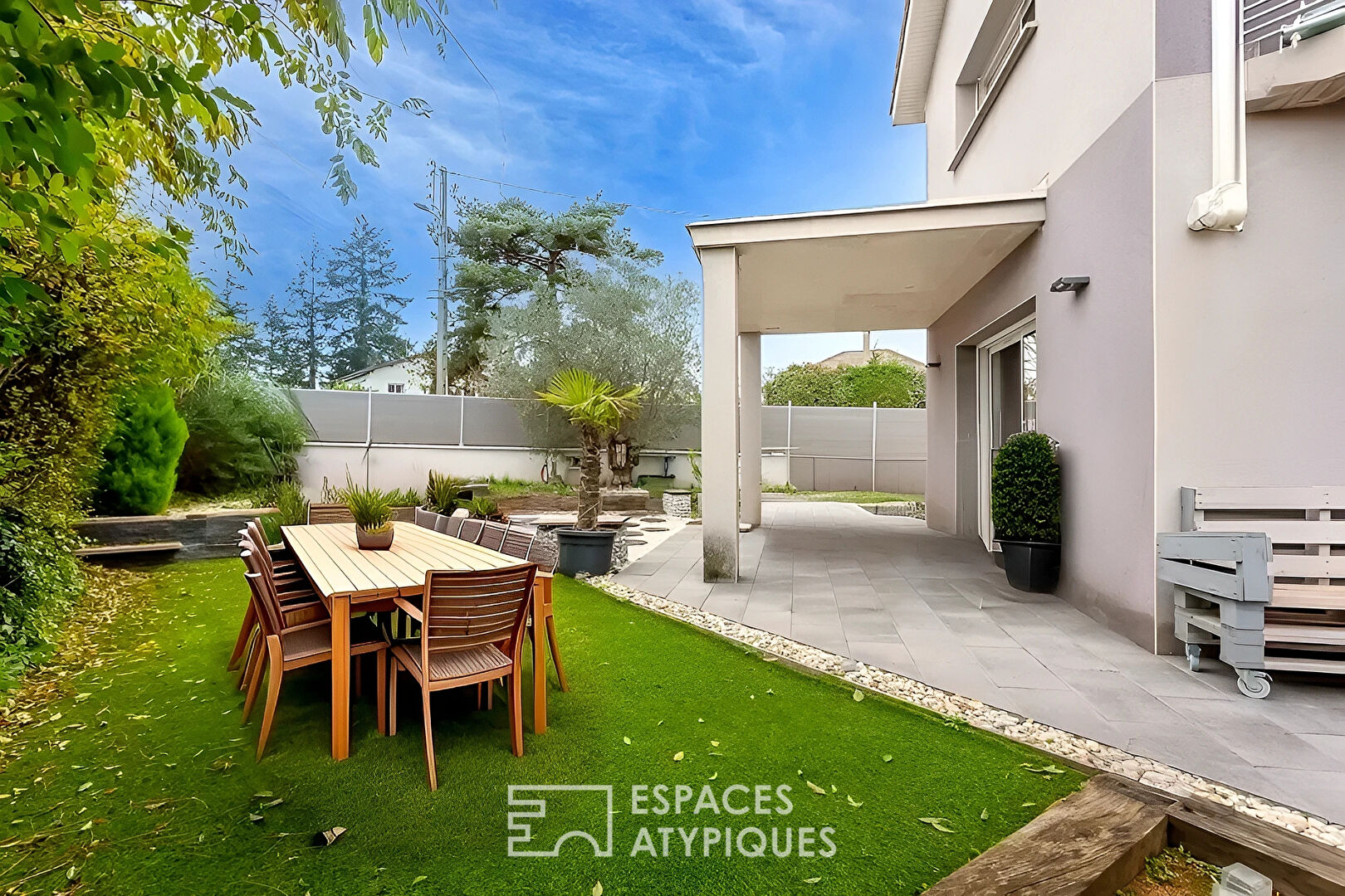 Maison contemporaine avec jardin et piscine