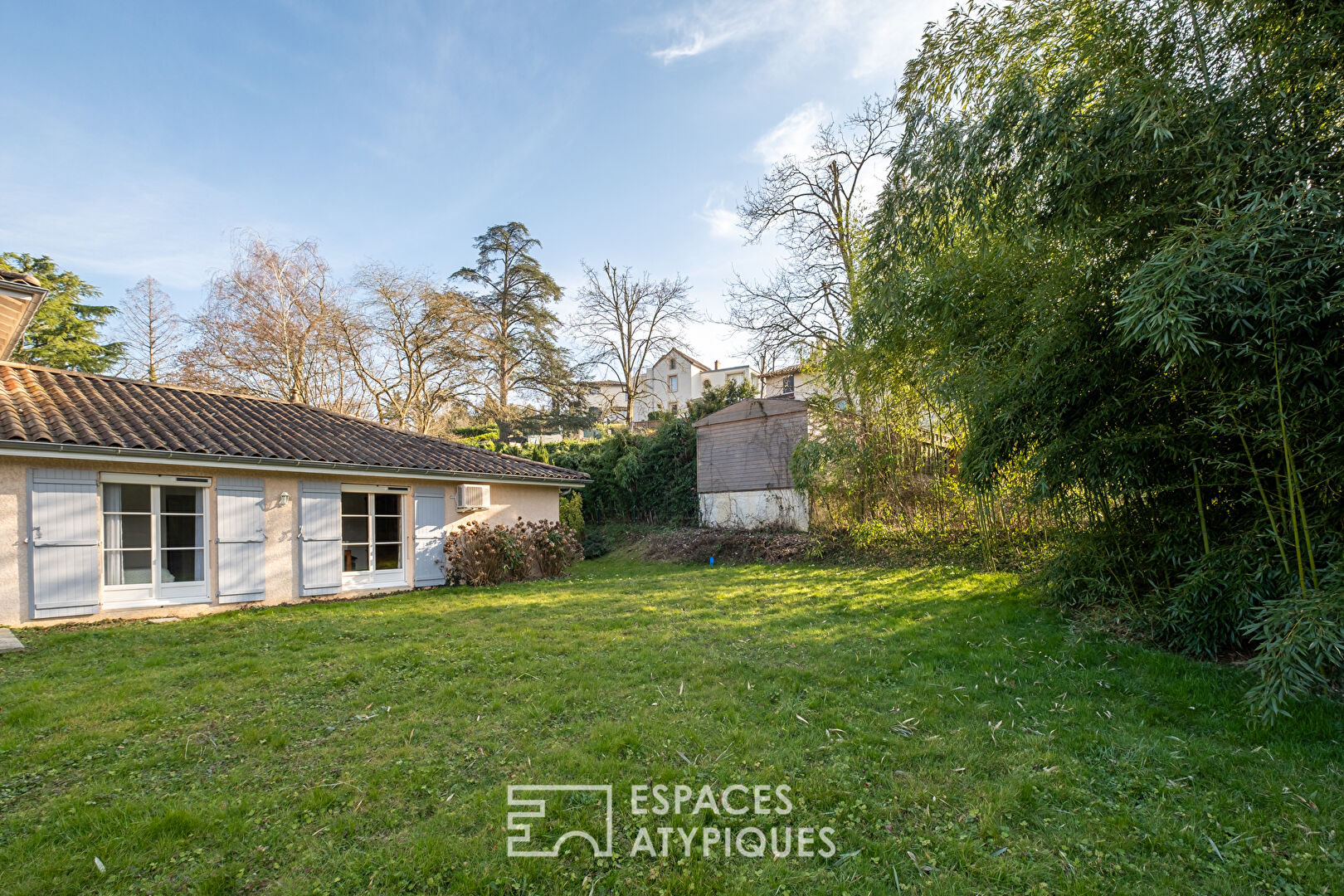 Maison de plain pied avec jardin bucolique