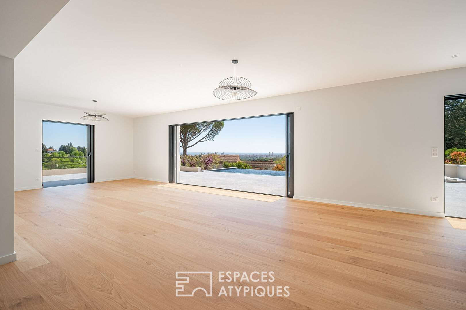 Photo Contemporaine avec vue sur lyon et piscine à debordement image 2/6