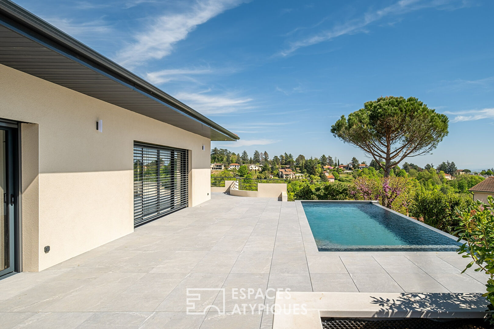 Photo Contemporaine avec vue sur lyon et piscine à debordement image 3/6
