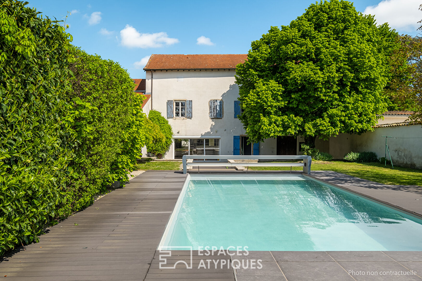 Photo Maison familiale en pisé avec piscine image 1/6