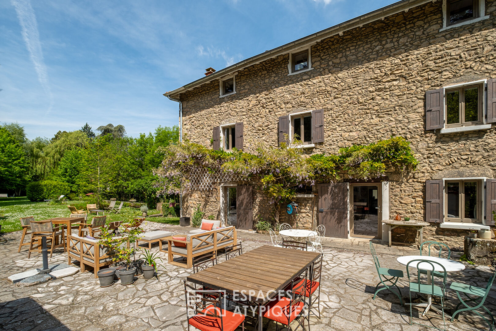 Photo Auberge de caractère fin XVIIIeme siècle entièrement rénovée avec jardin paysagé au coeur du village image 1/6