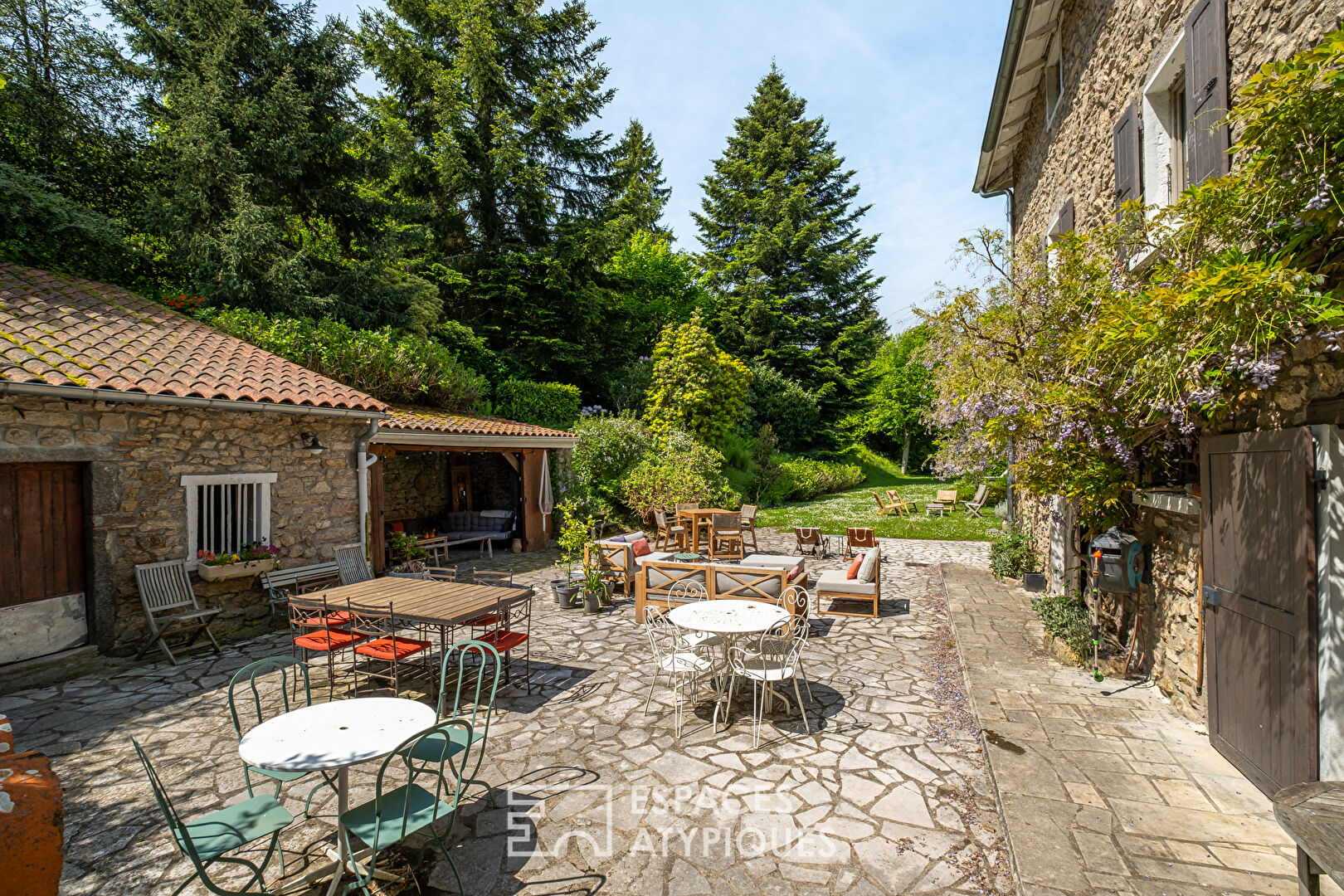 Photo Auberge de caractère fin XVIIIeme siècle entièrement rénovée avec jardin paysagé au coeur du village image 2/6
