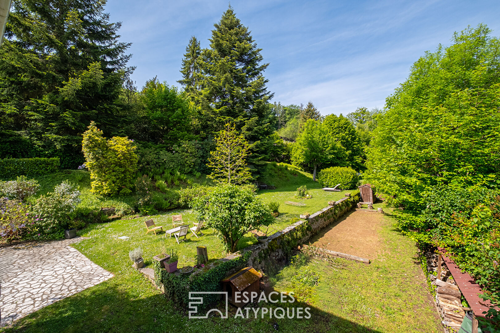 Photo Auberge de caractère fin XVIIIeme siècle entièrement rénovée avec jardin paysagé au coeur du village image 3/6
