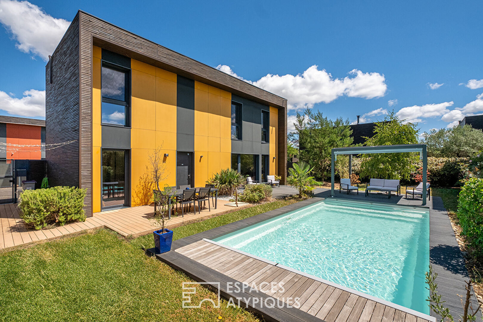 Photo Maison BBC avec jardin et piscine image 2/6