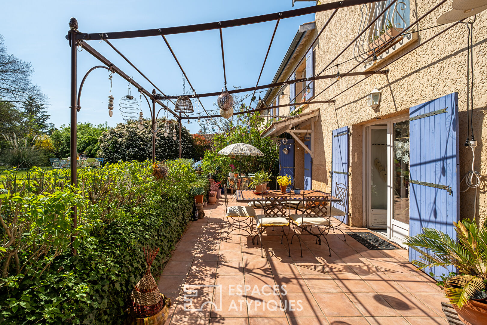 Photo Maison de charme avec un jardin bucolique image 3/6